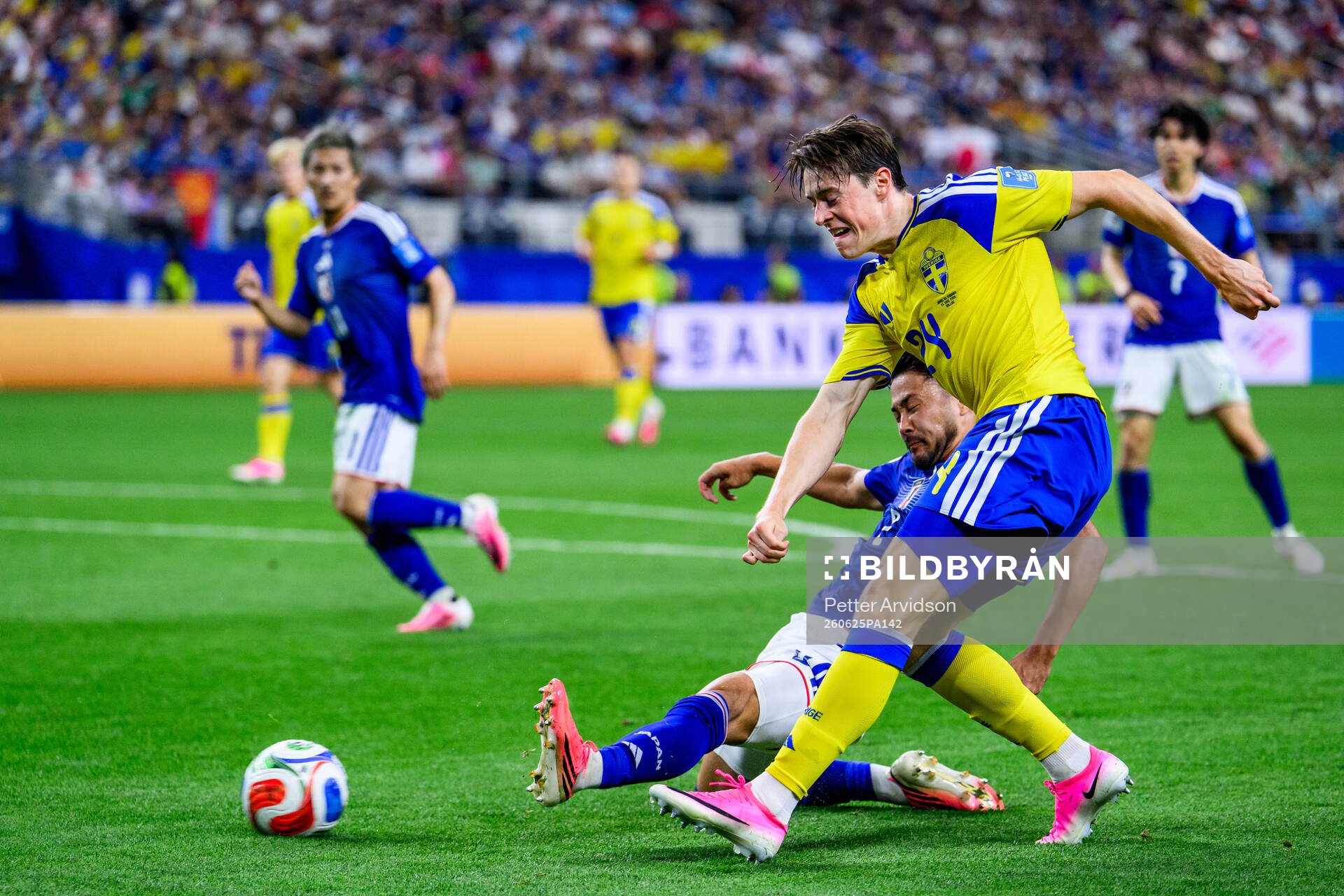 Yukinari Sugawara of Japan and Elliot Stroud of Sweden