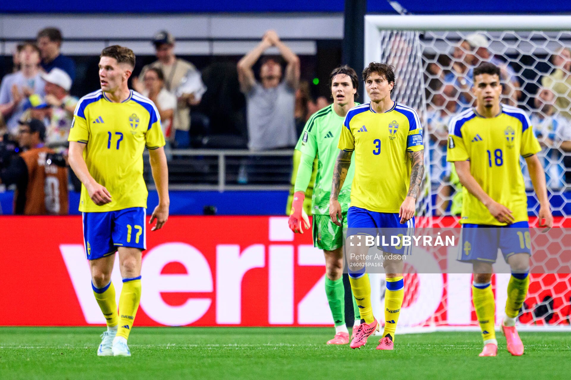 Viktor Gyökeres, goalkeeper Jacob Widell Zetterström,