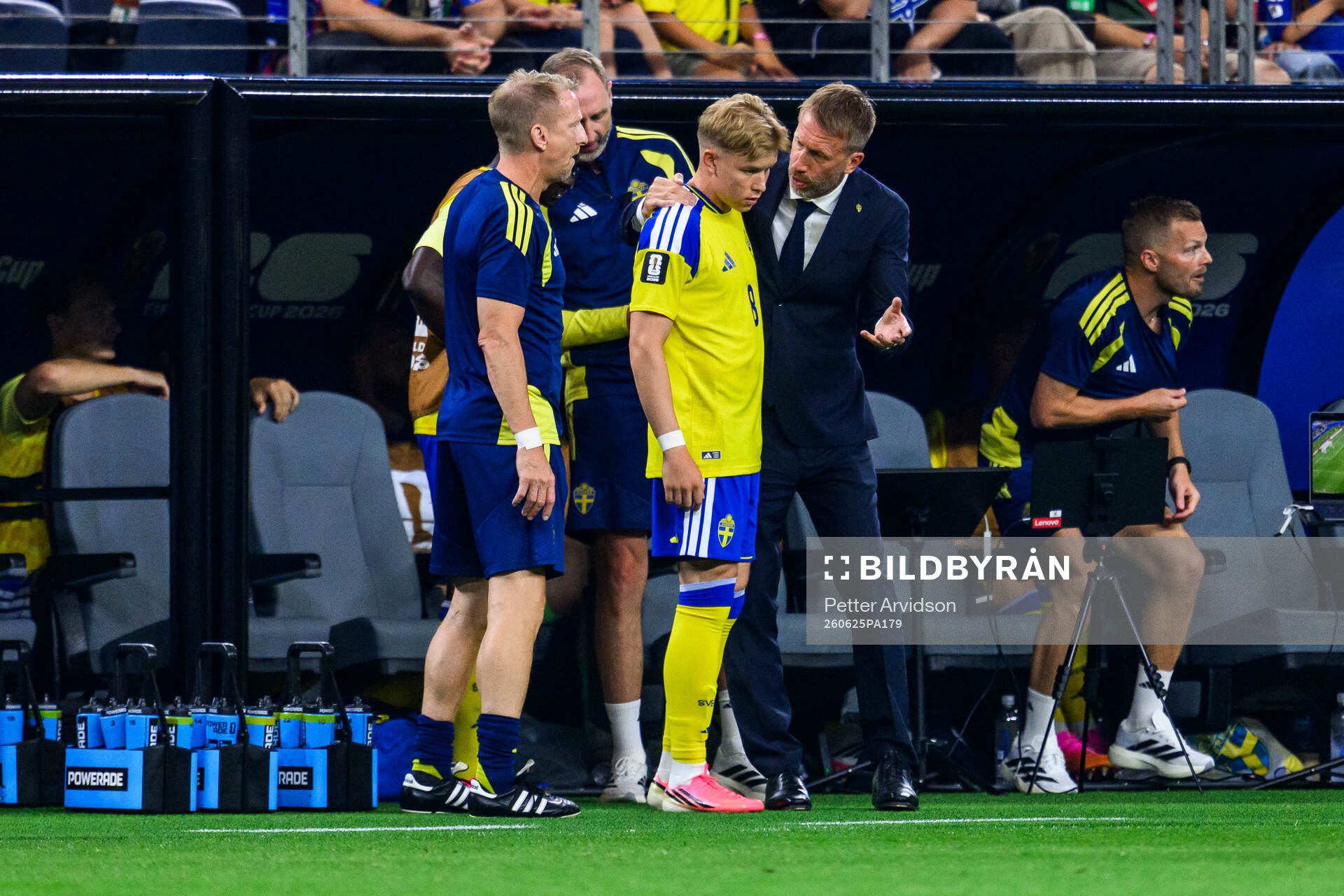 Daniel Svensson and Head coach Graham Potter of Sweden