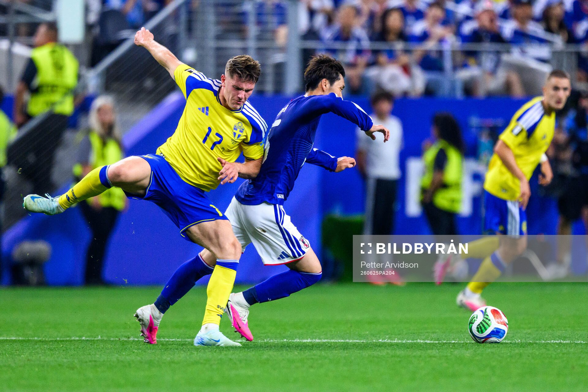 Viktor Gyökeres of Sweden and Daichi Kamada of Japan