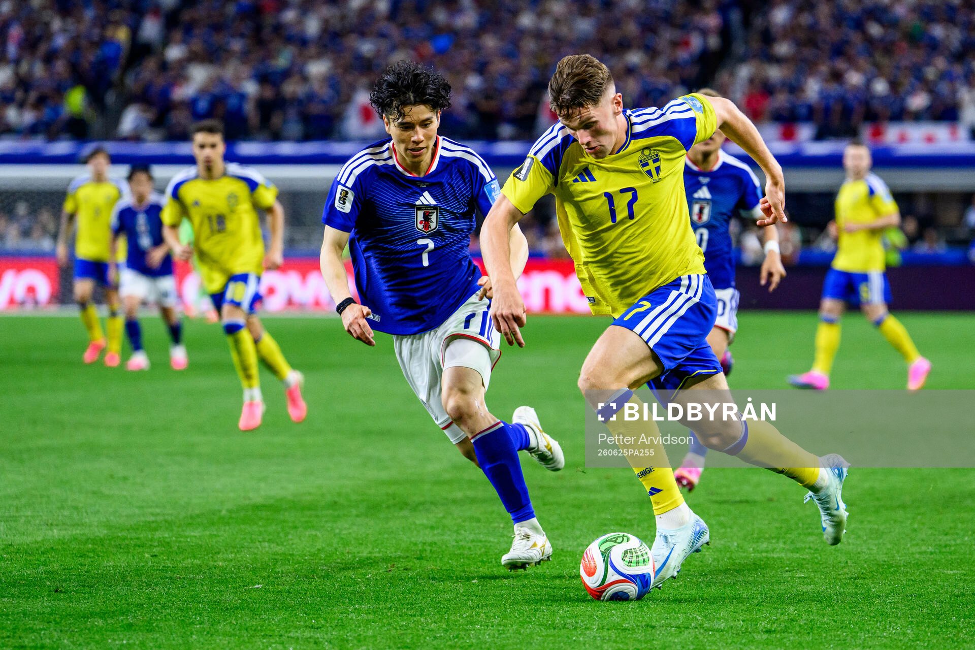 Ao Tanaka of Japan and Viktor Gyökeres of Sweden