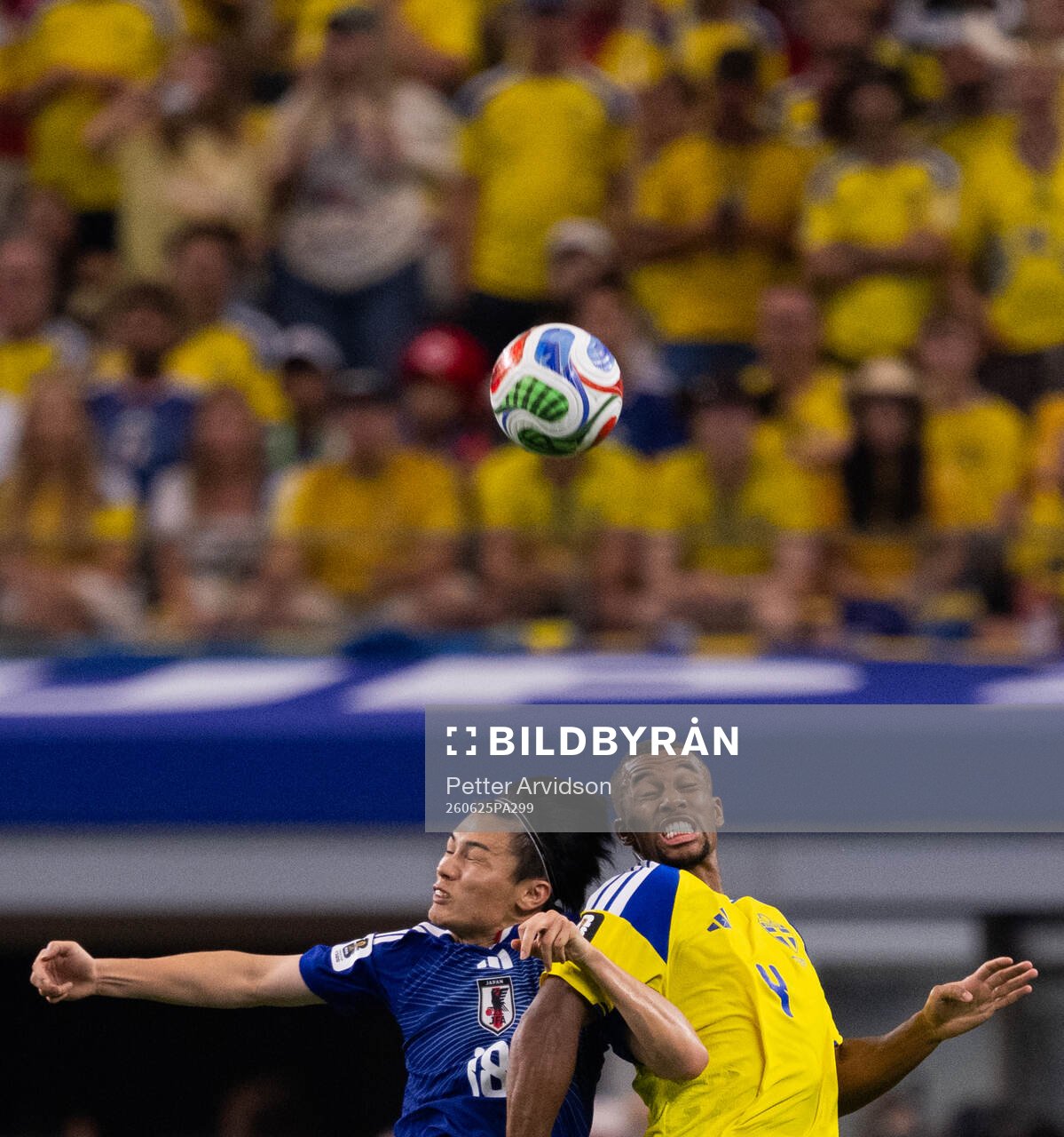 Ayase Ueda of Japan and Isak Hien of Sweden