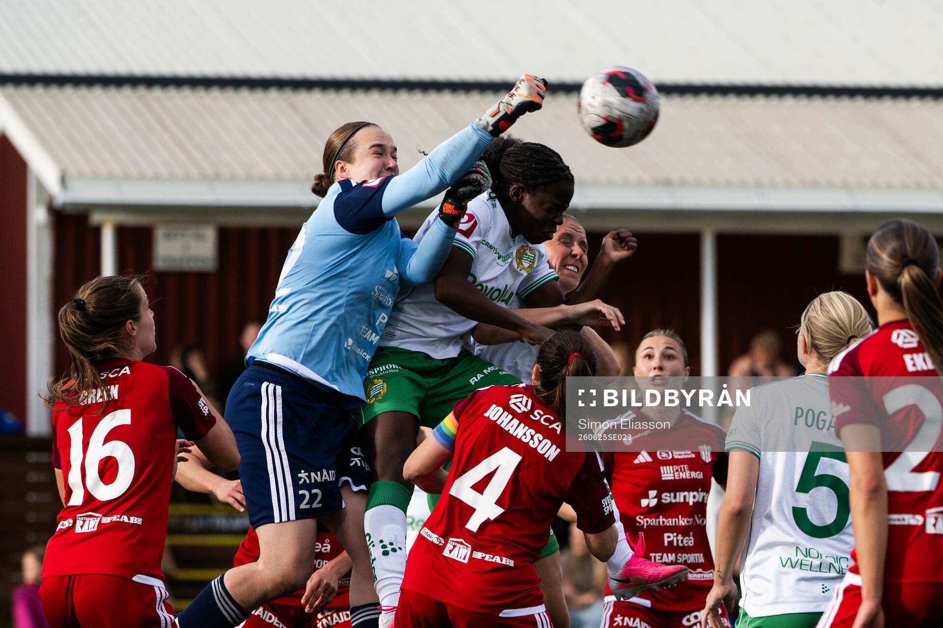 Piteås målvakt Elza Strazdina och Hammarbys Vivienne Lia