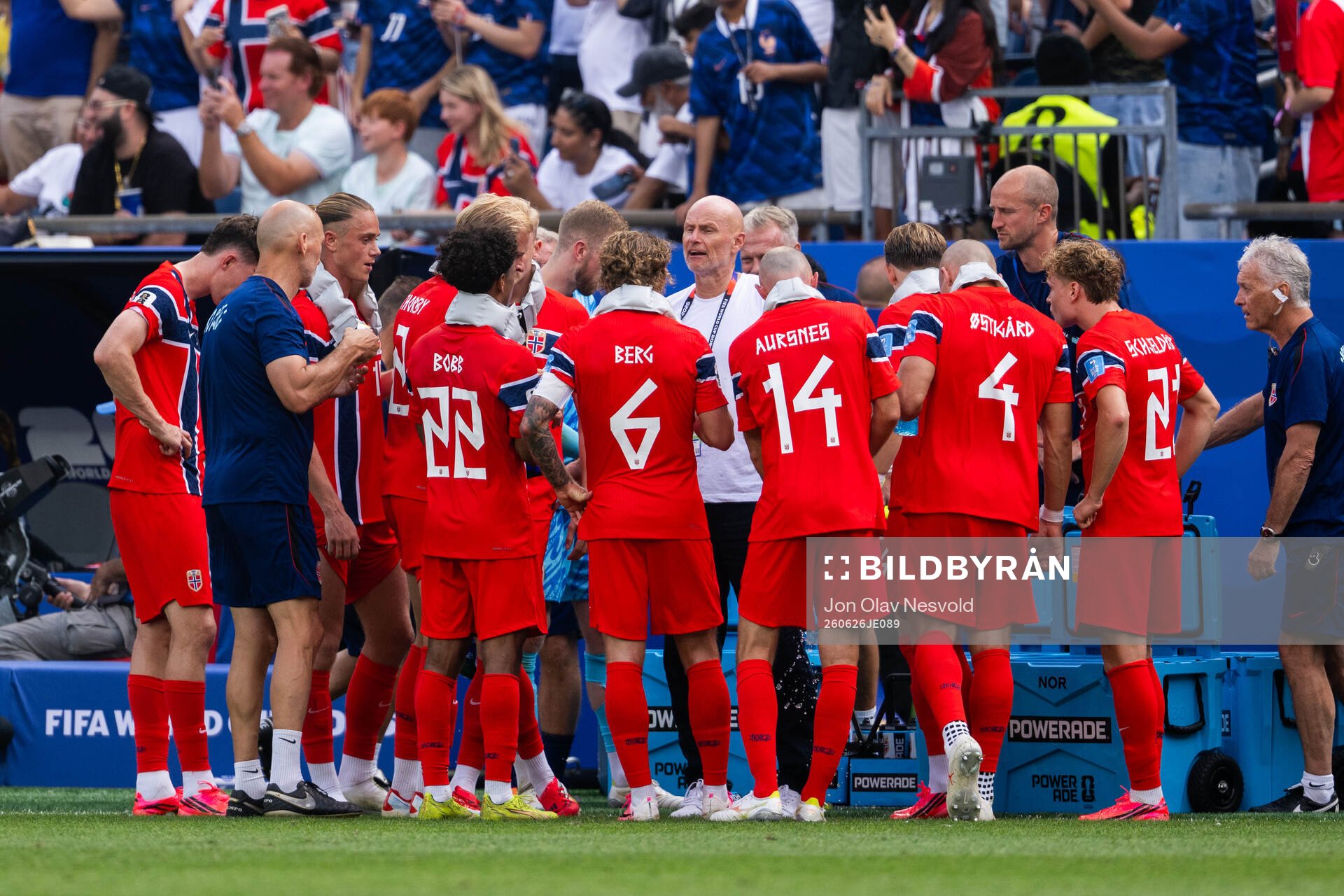 Head coach Ståle Solbakken and players of Norway