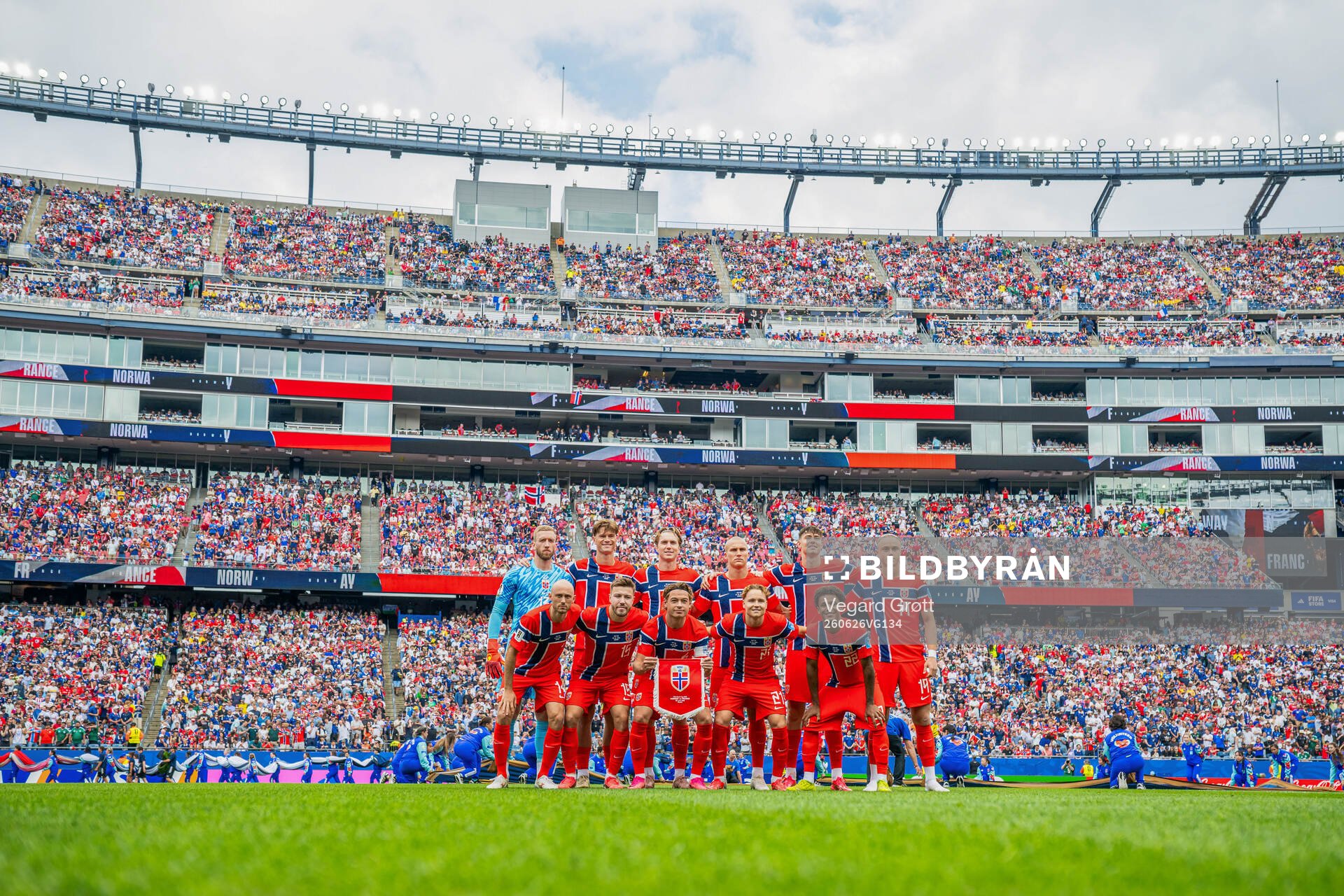 The starting eleven of Norway pose for a team photo