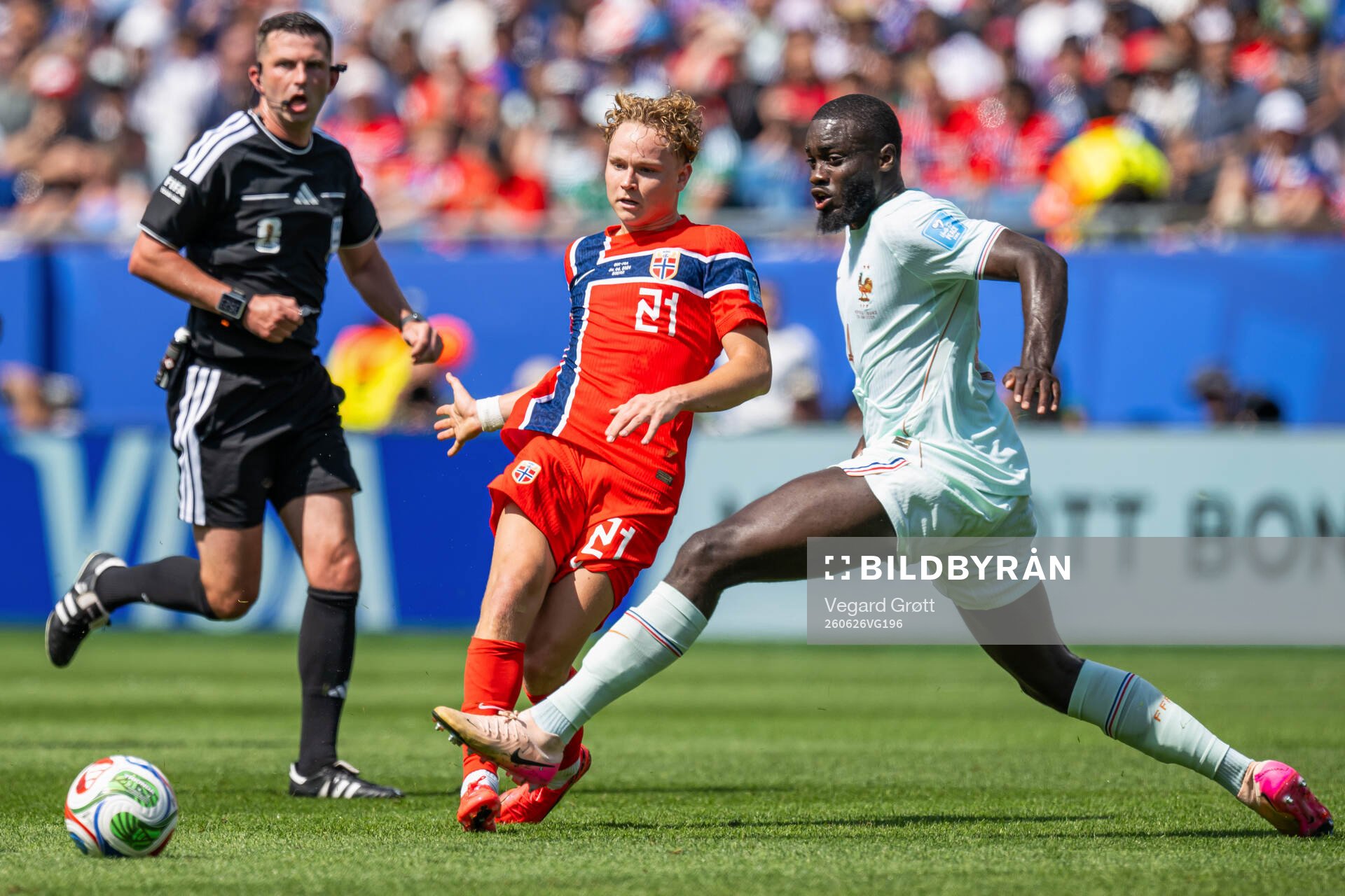 Andreas Schjelderup of Norway and Dayot Upamecano of France