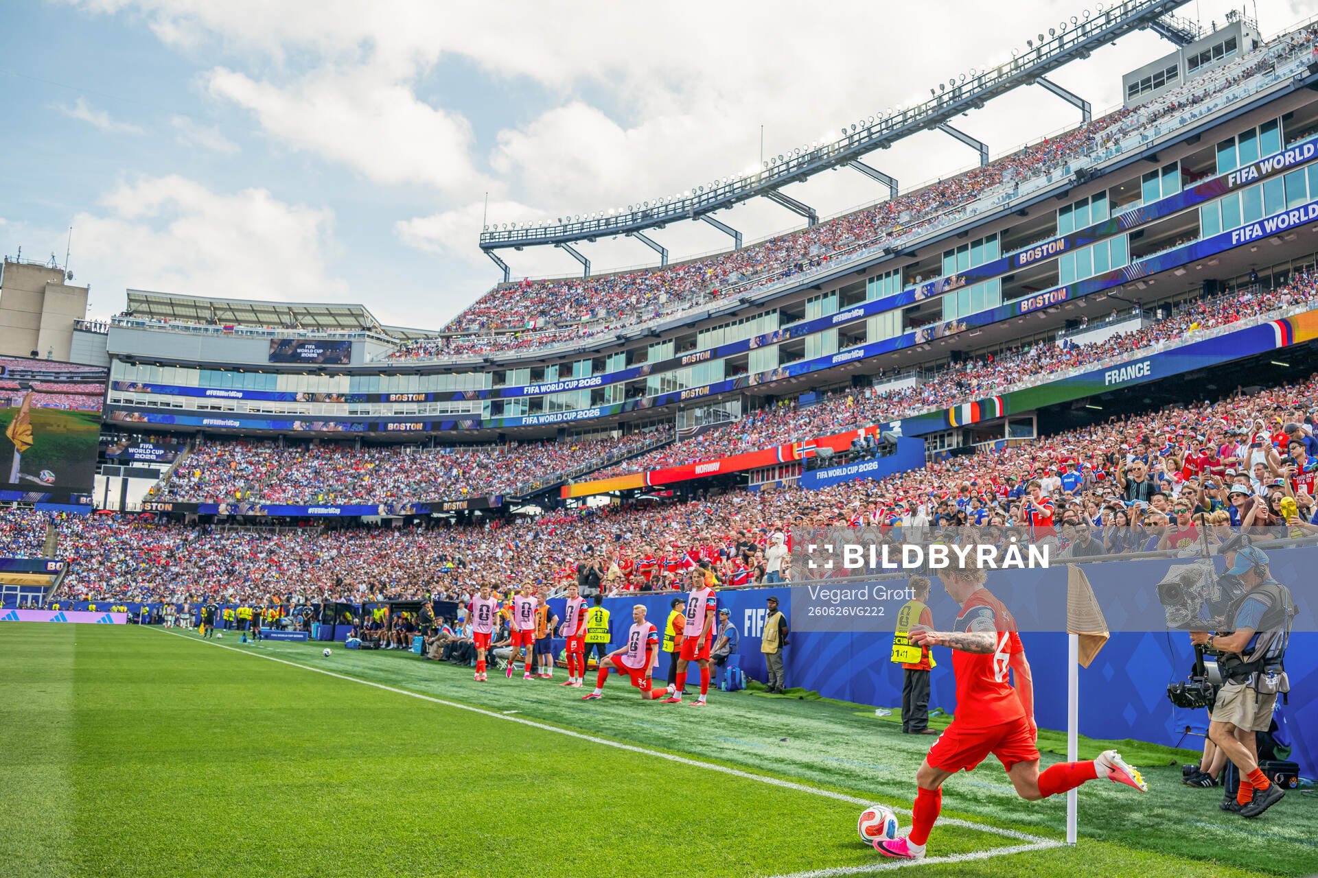 Patrick Berg takes a corner kick