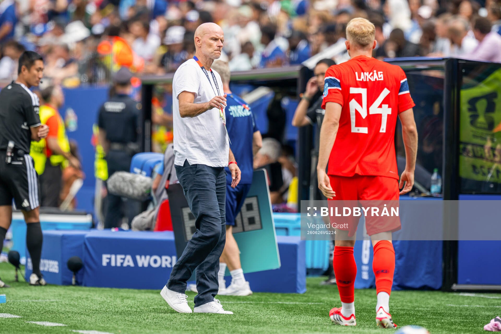 Head coach Ståle Solbakken and Sondre Langås of Norway