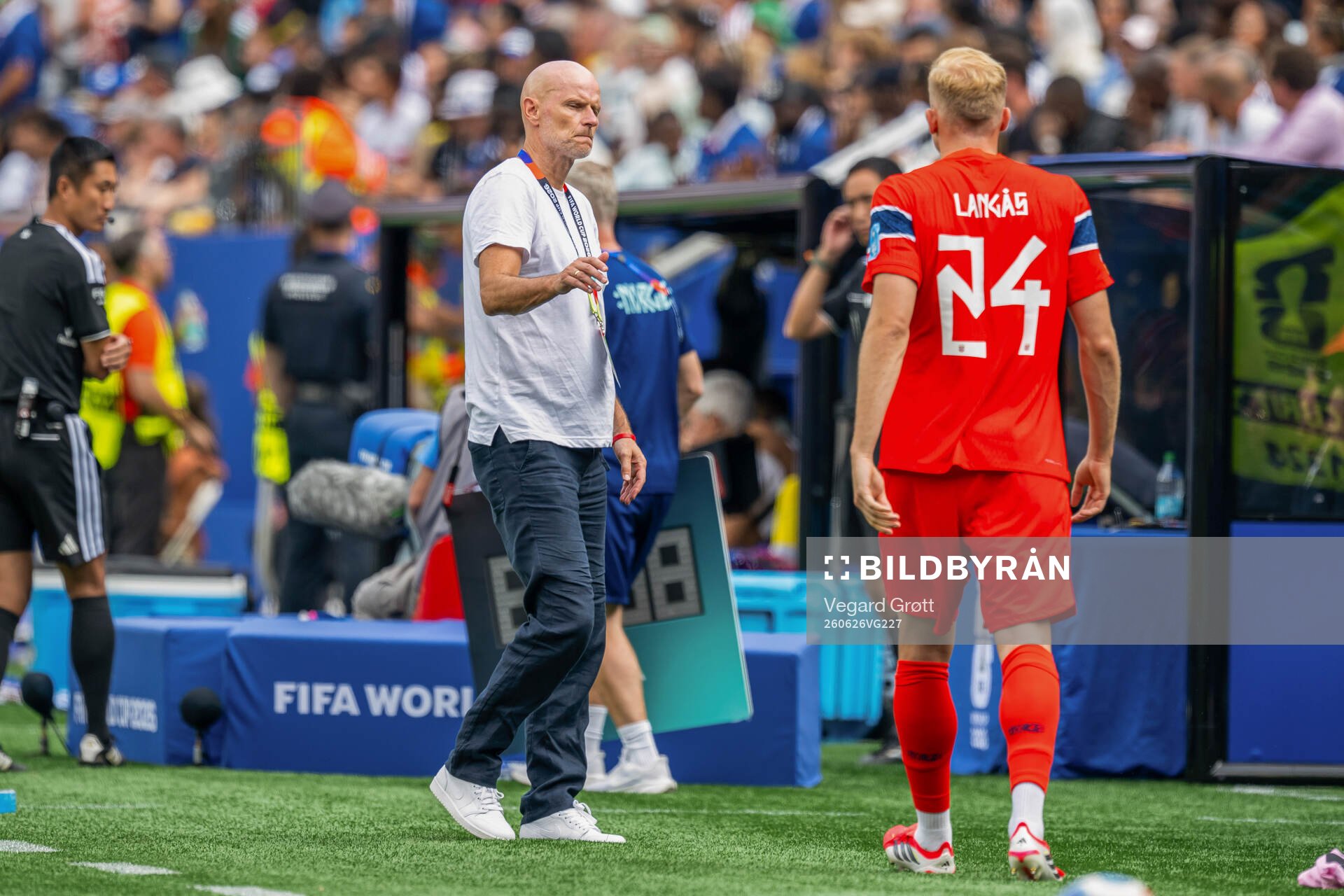 Head coach Ståle Solbakken and Sondre Langås of Norway