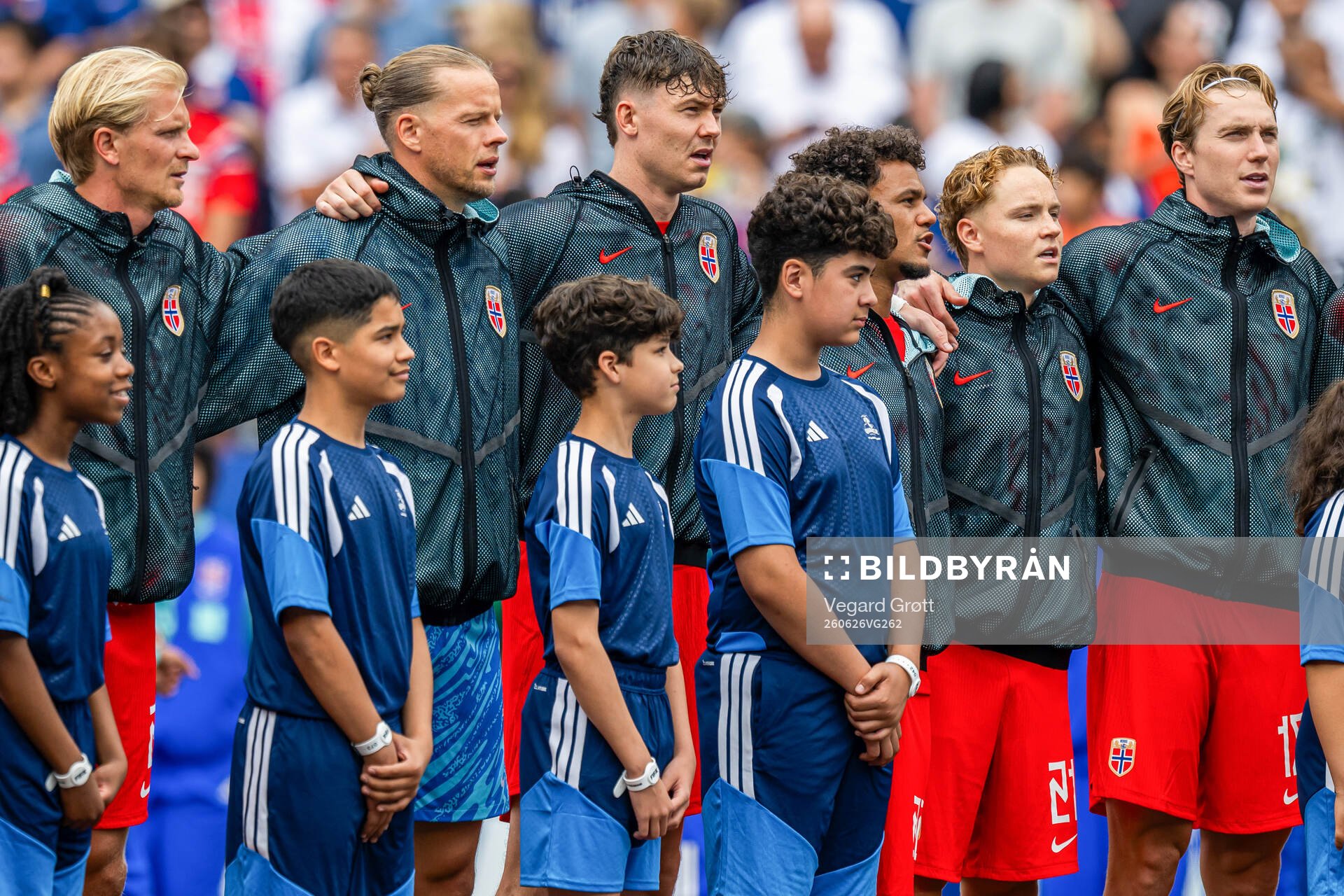 Jørgen Strand Larsen and players of Norway line up