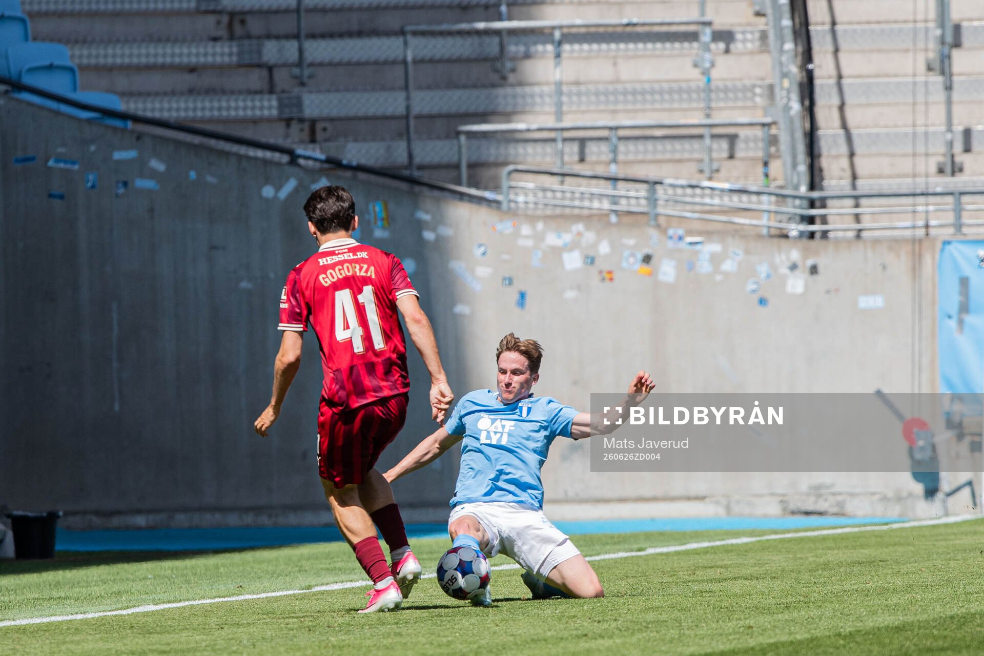 Malmö FFs Johan Karlsson och Midtjyllands Mikel Gogorza