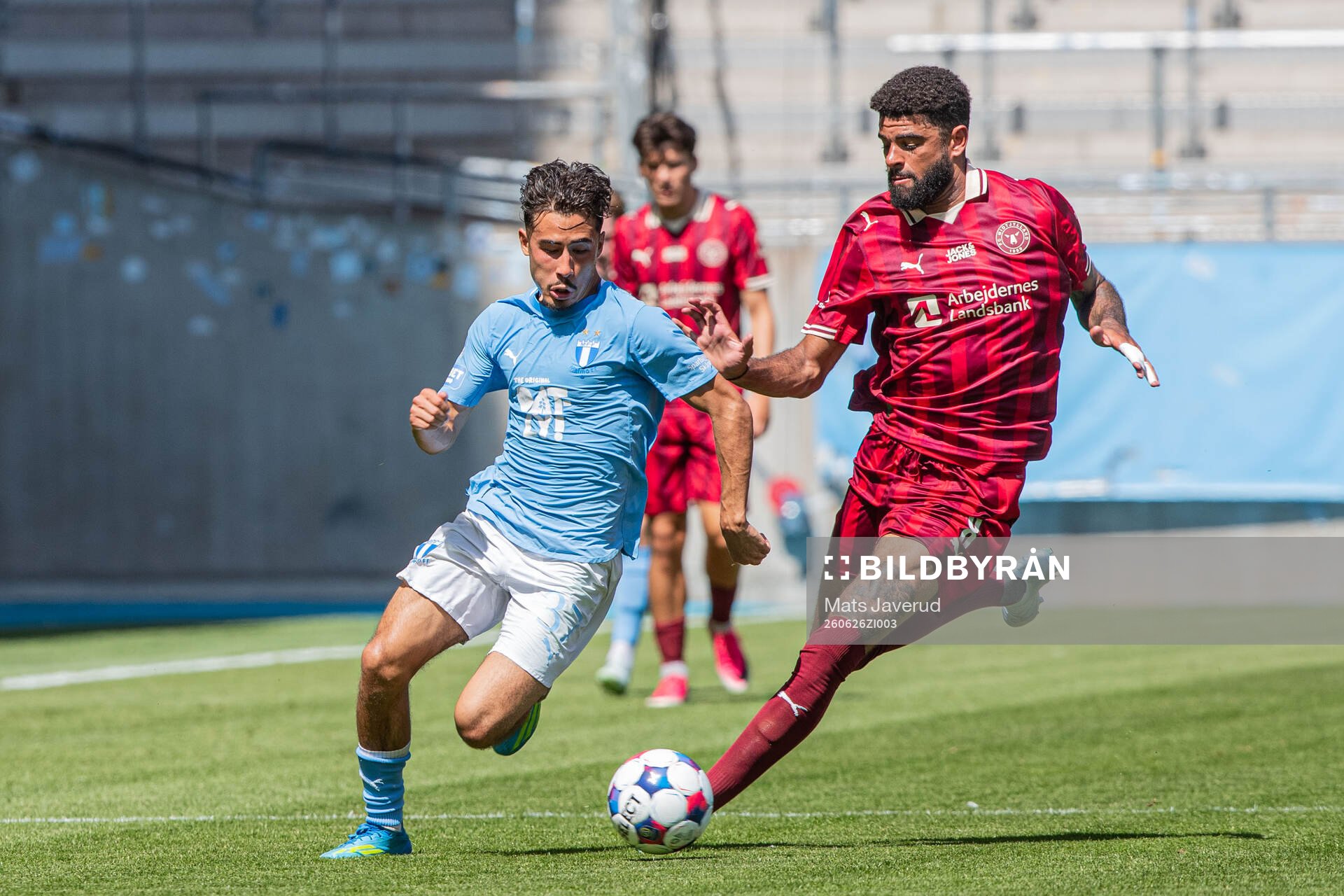 Malmö FFs Adrian Skogmar och Midtjyllands Philip Billing