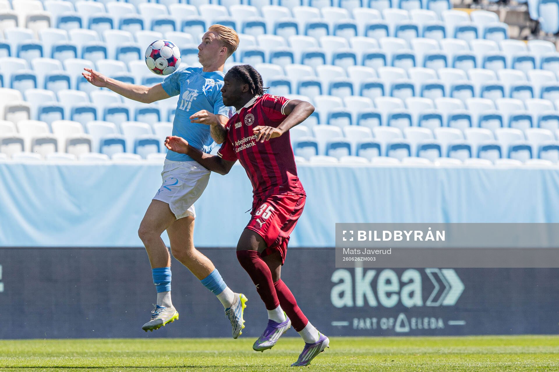 Malmö FFs Daniel Gudjohnsen och Midtjyllands Bilal Konteh