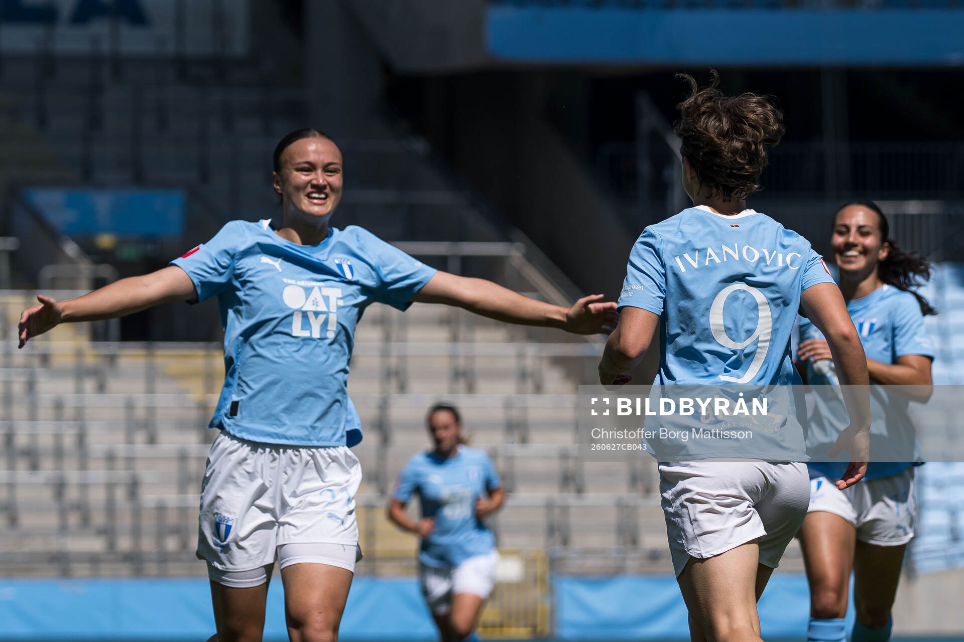 Malmö FFs Amy Joan Irene Sayer och Miljana Ivanovic jublar