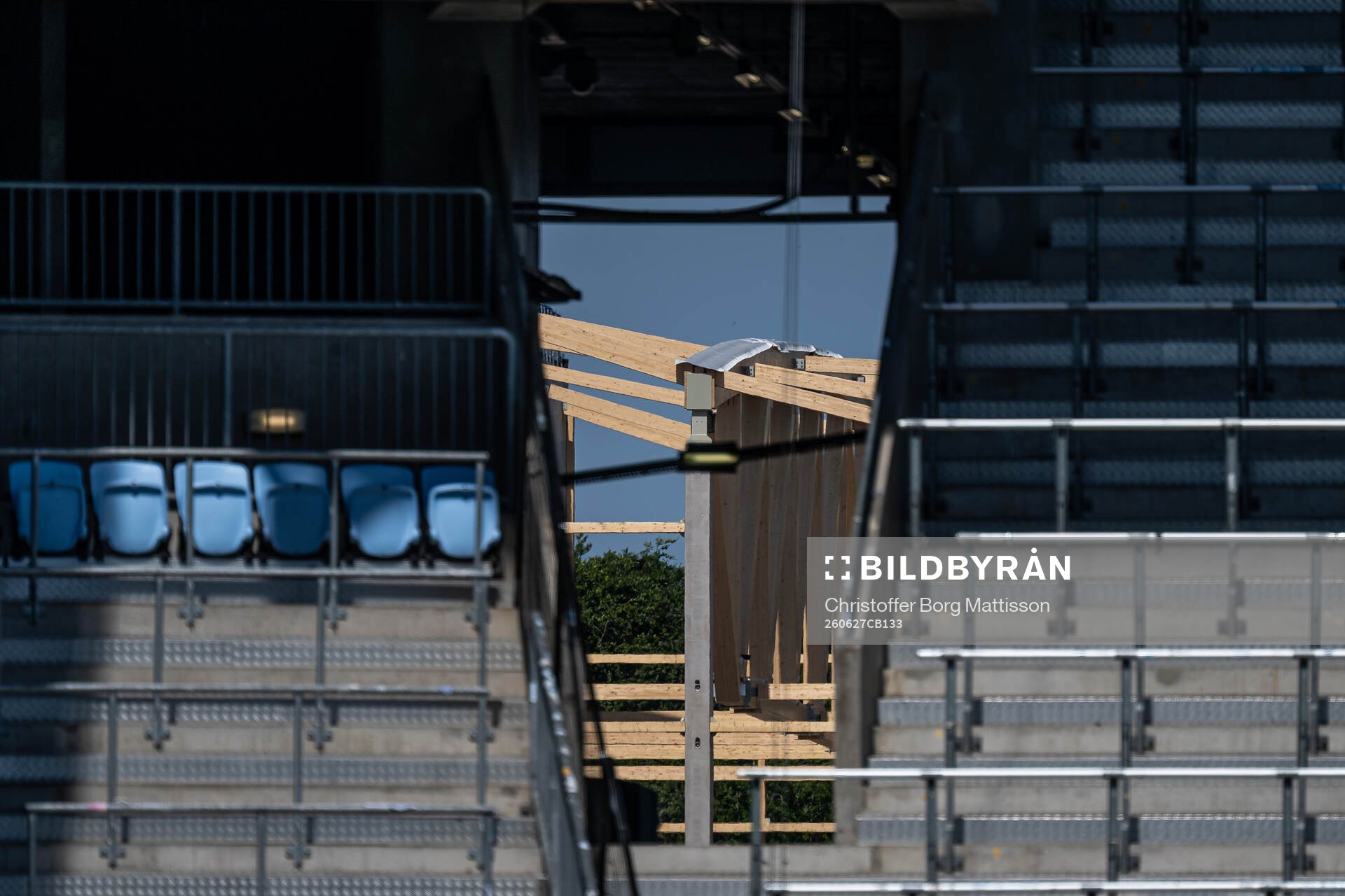 Bygget av en ny stadion syns mellan läktarsektionerna på