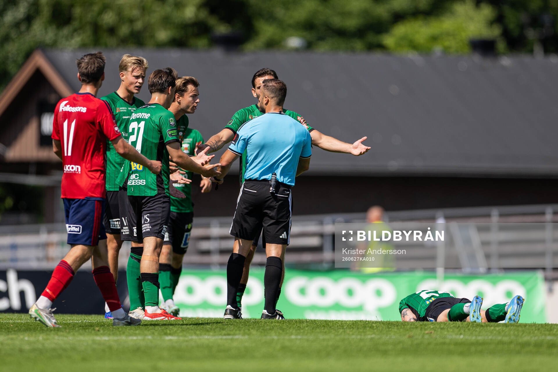 Varbergs spelare pratar med Domare Rinon Hasani