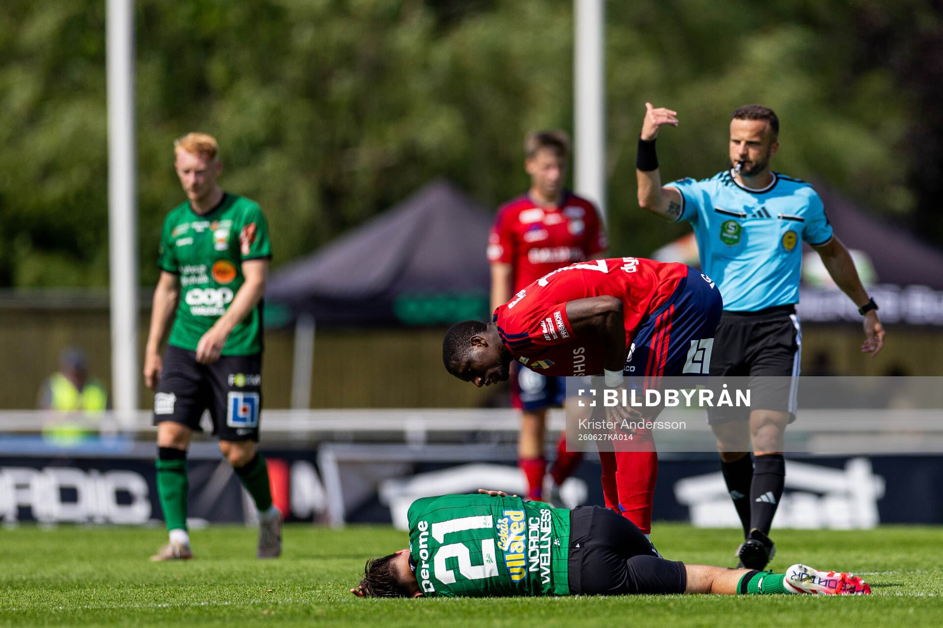 Varbergs Isak Valentin Vidjeskog får en smäll