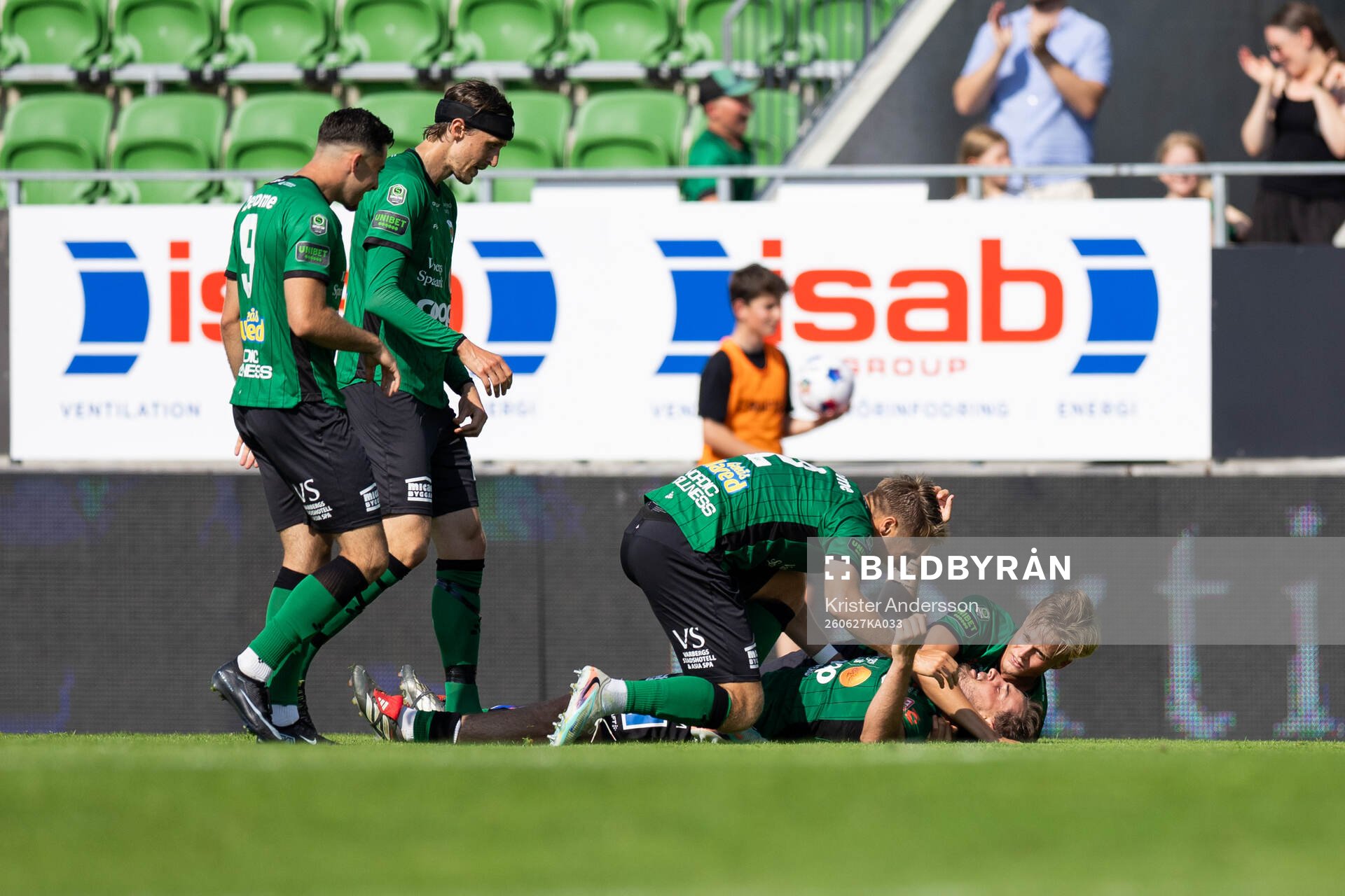 Varbergs Erion Sadiku jublar med lagkamraterna