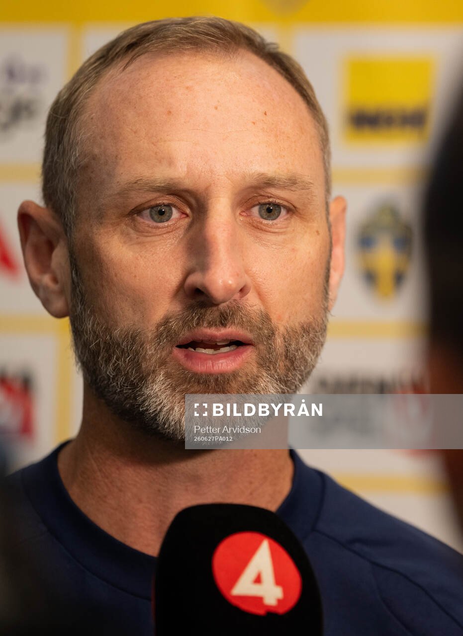 Assistant coach Andreas Georgson at a press event with the