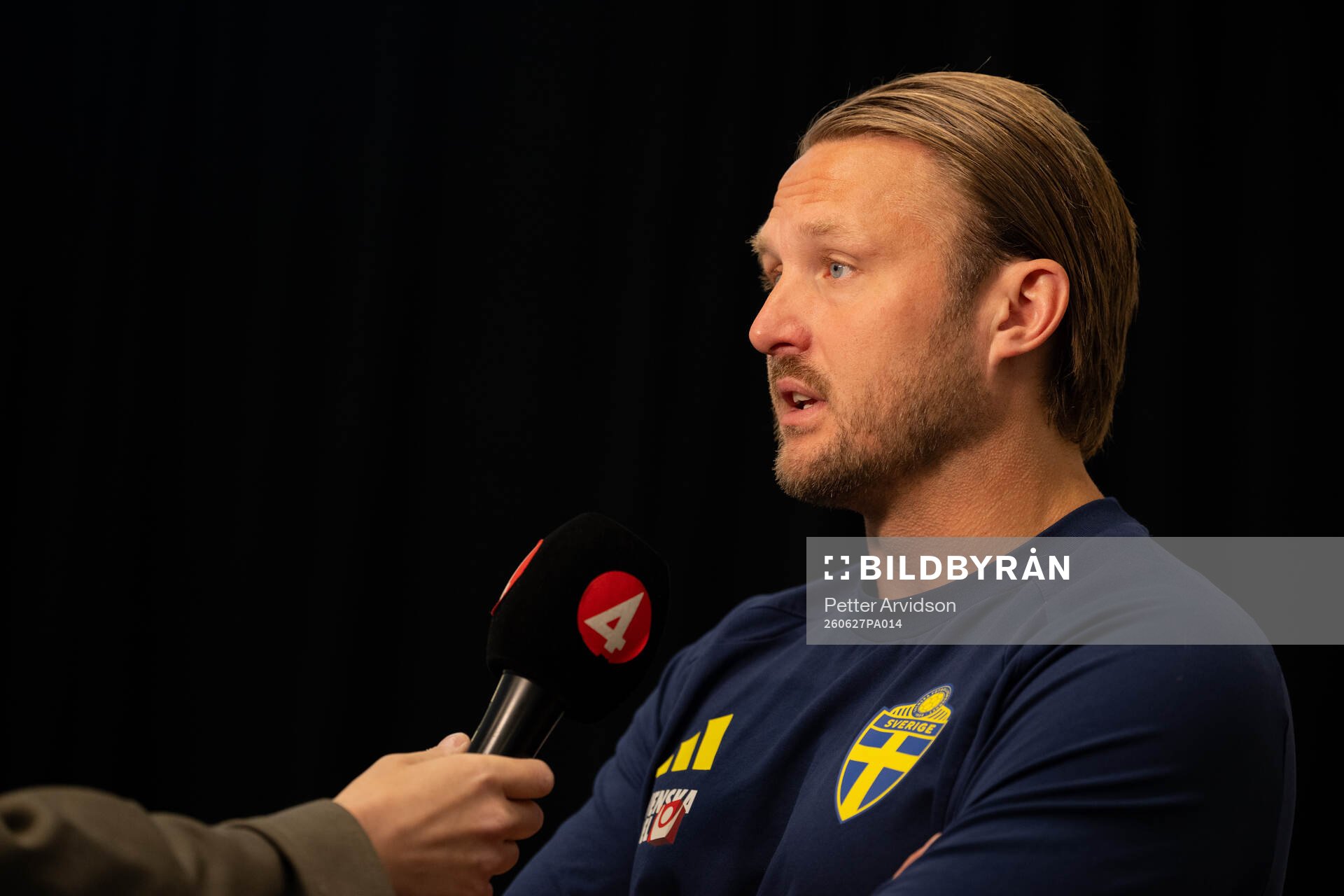 Assistant coach Björn Hamberg at a press event with the