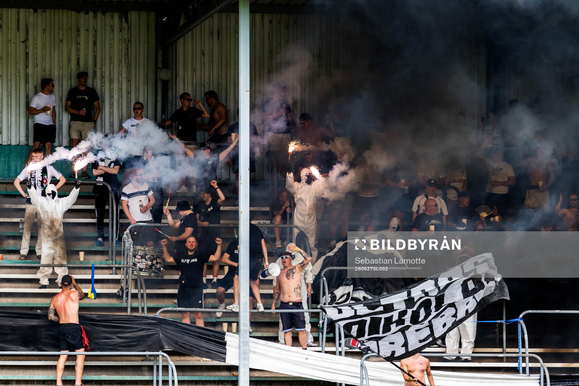 Örebros supportrar med pyroteknik