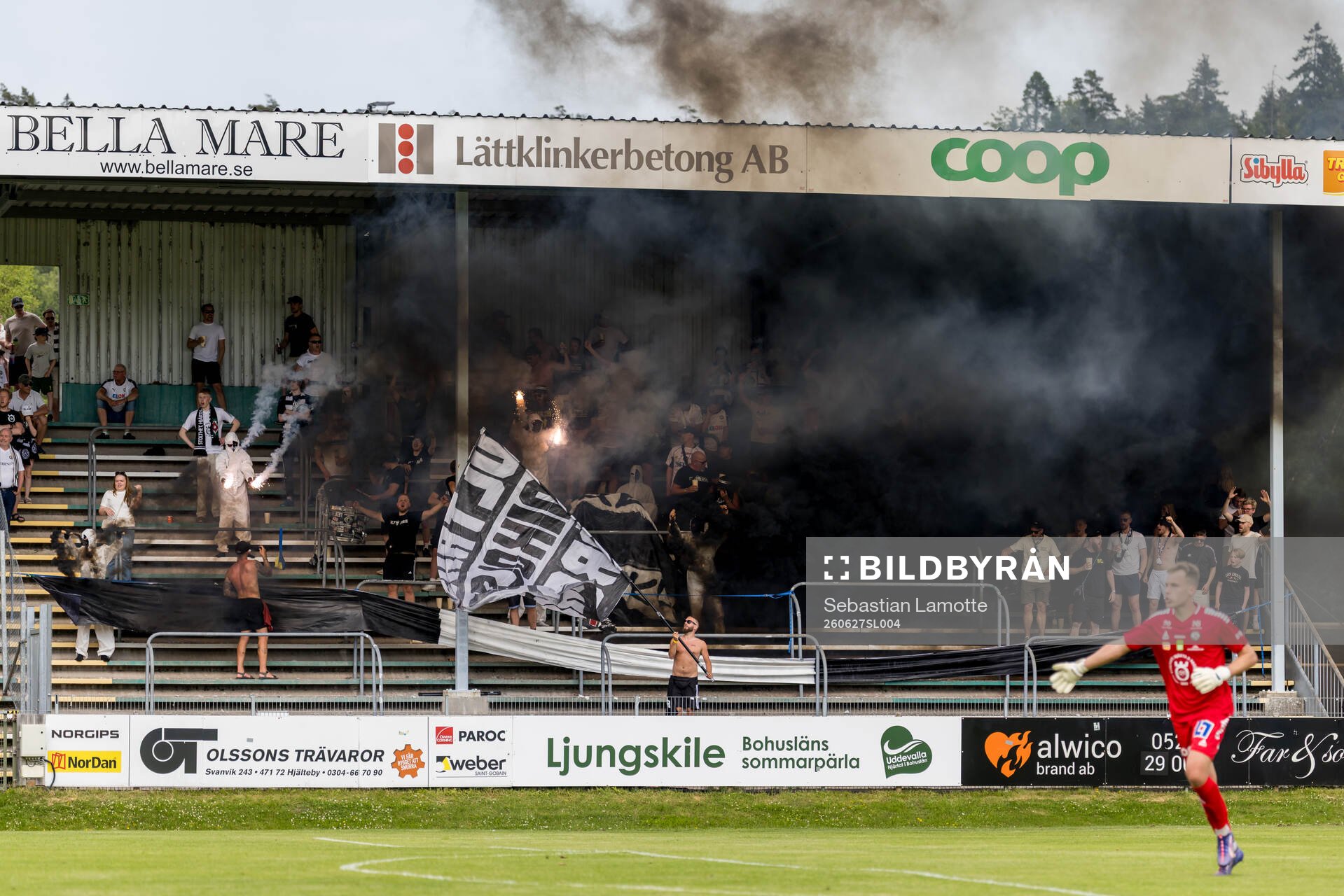 Örebros supportrar med pyroteknik