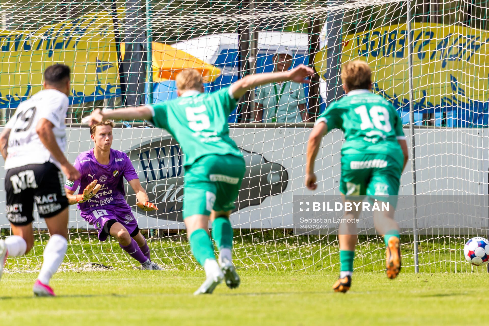 Ljungskiles målvakt Lukas Eriksson räddar en straff