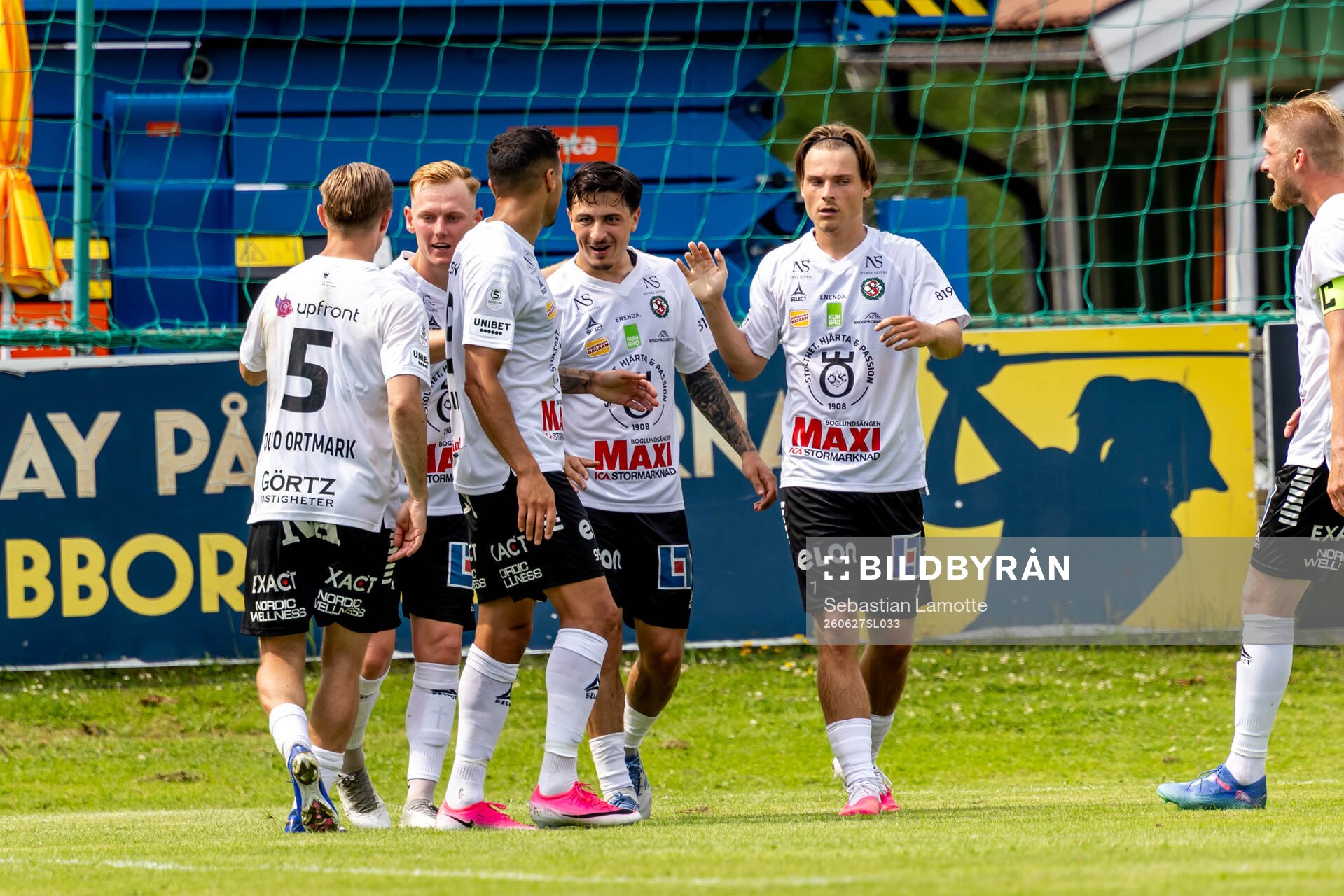 Örebros Antonio Yakoub har gjort 1-2 och jublar