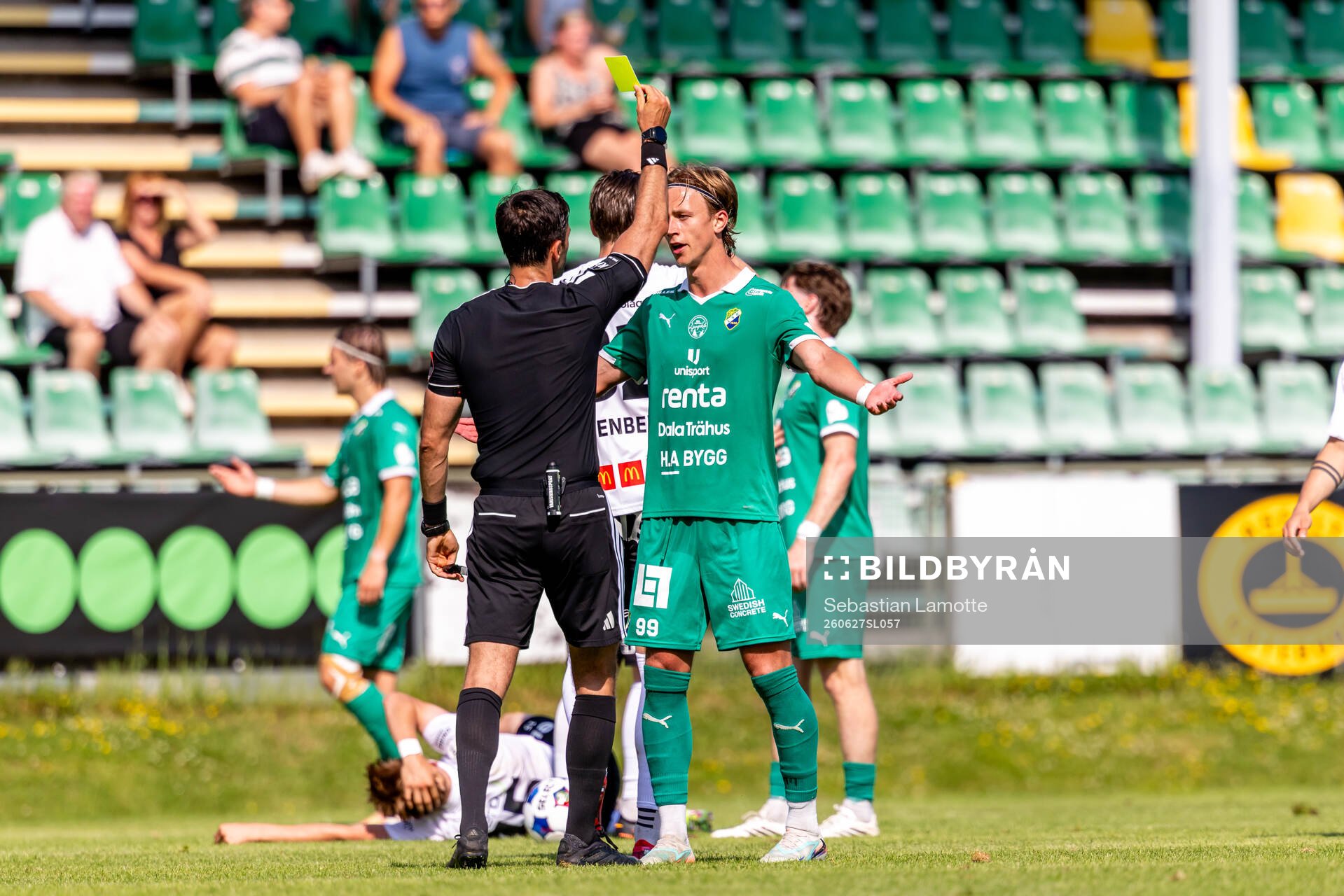 Domare Granit Maqedonci visar gult kort till Ljungskiles