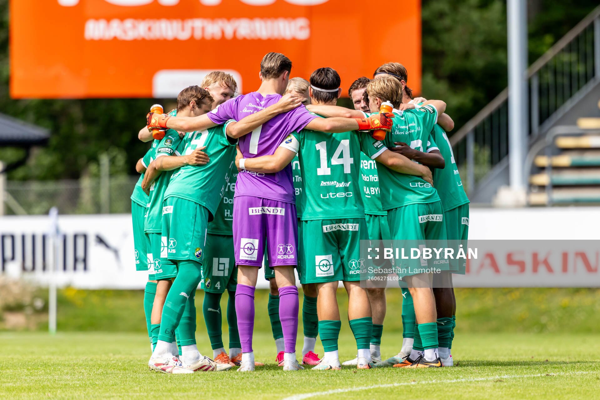 Ljungskiles spelare laddar för match