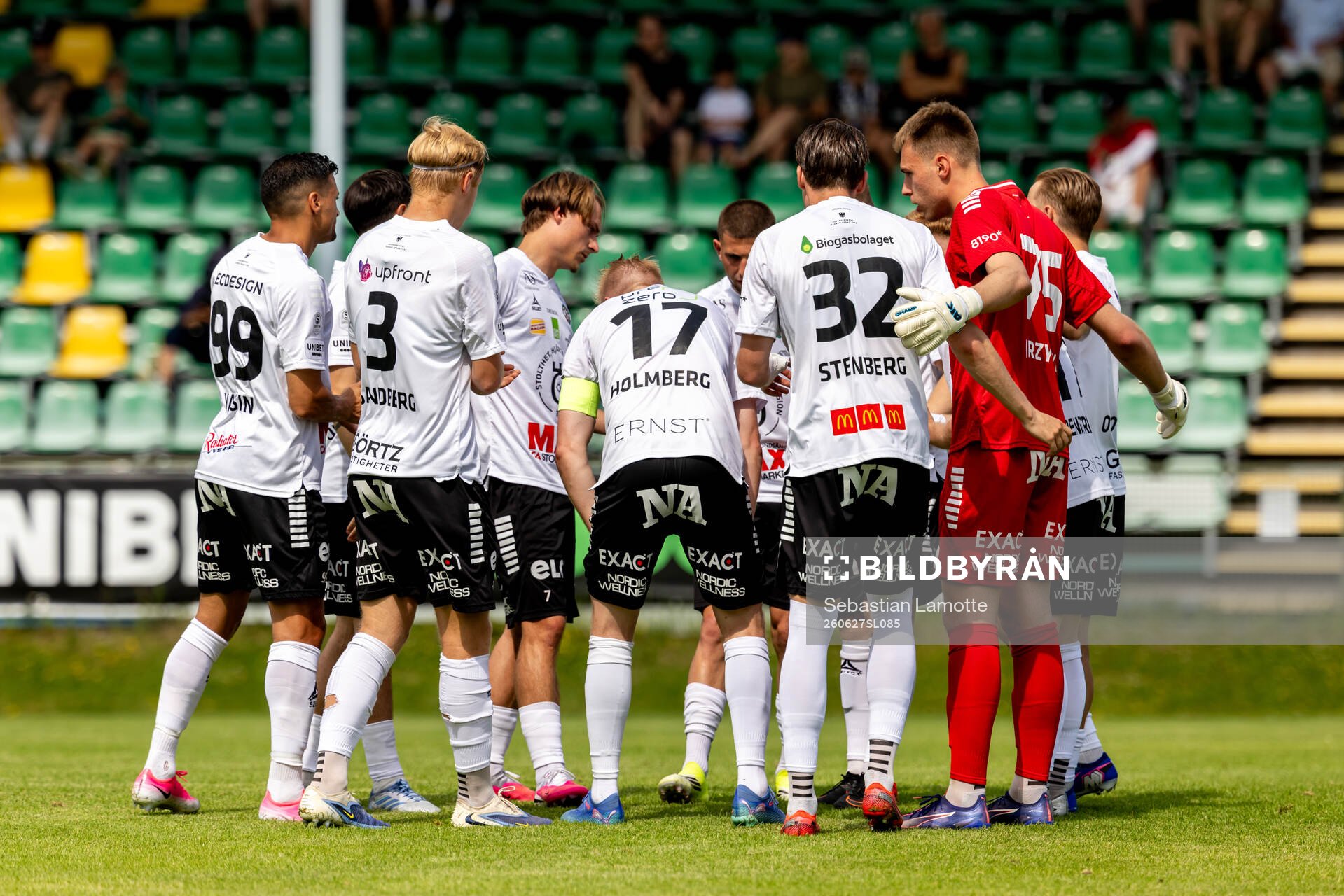Örebros  spelare laddar för match