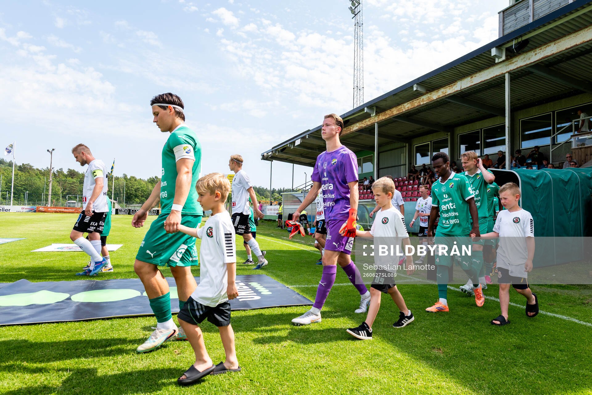 Spelarna marscherar in