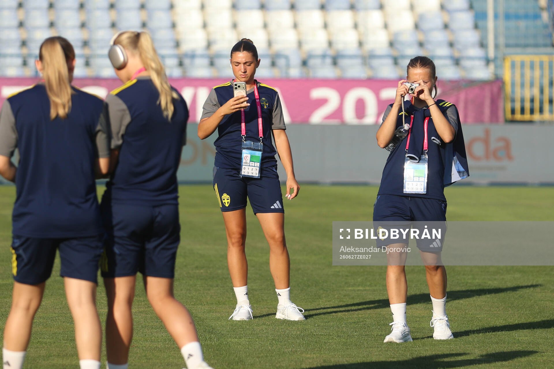 Players of Sweden arrive