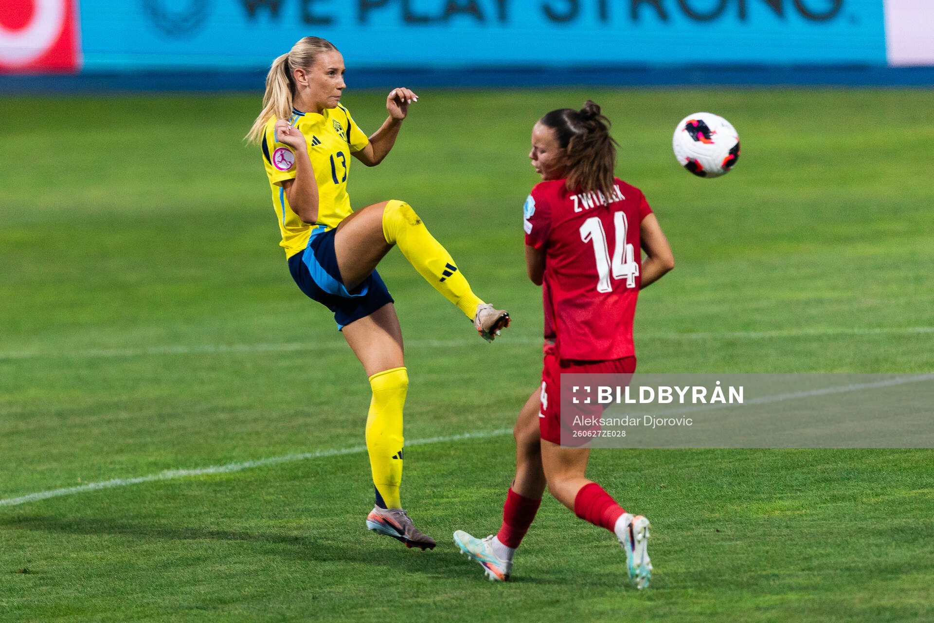 Tilde Karlsson of Sweden and Oliwia Zwiazek of Poland