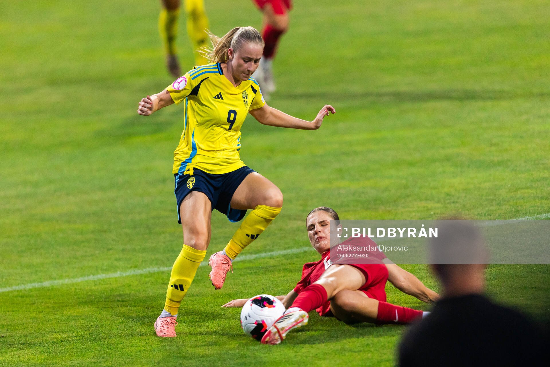 Ella Lundin of Sweden and Magda Piekarska of Poland