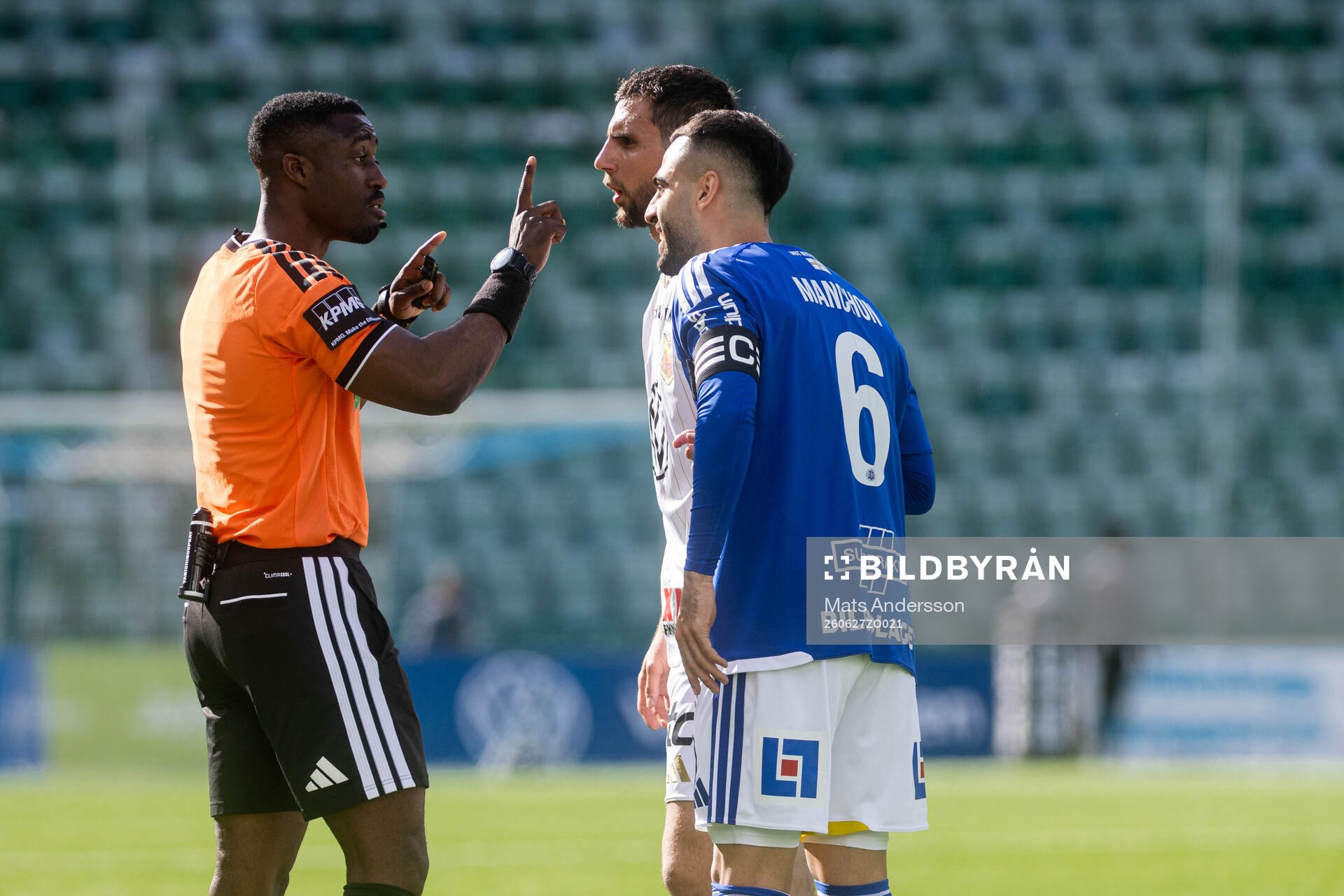 Domare Fredrik Oppong pratar med GIF Sundsvalls Marc