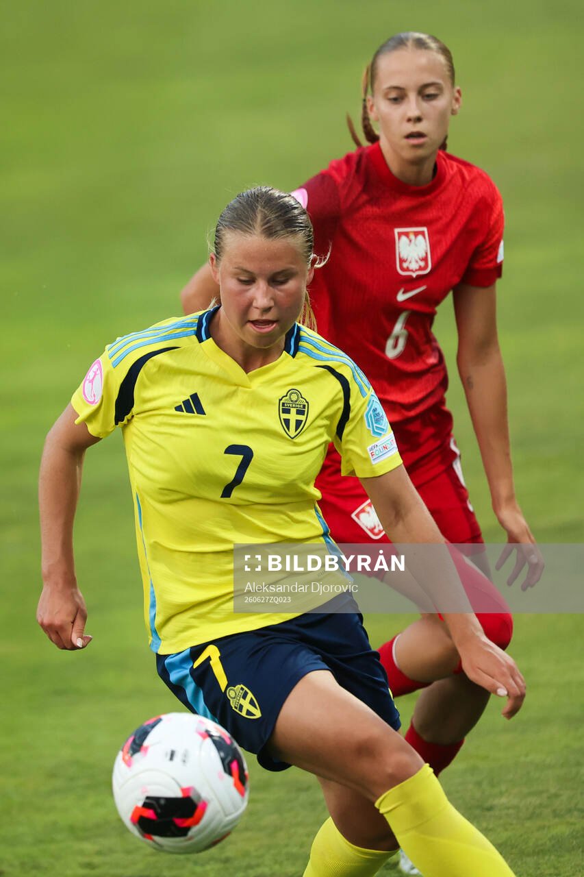 Inez Amcoff of Sweden and Iga Witkowska of Poland