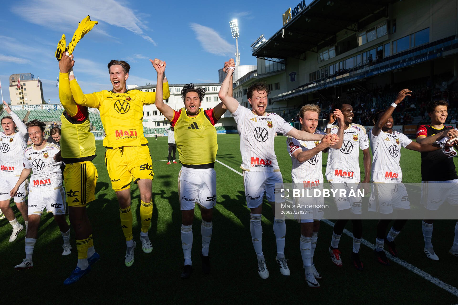 Spelare ur Östersund jublar