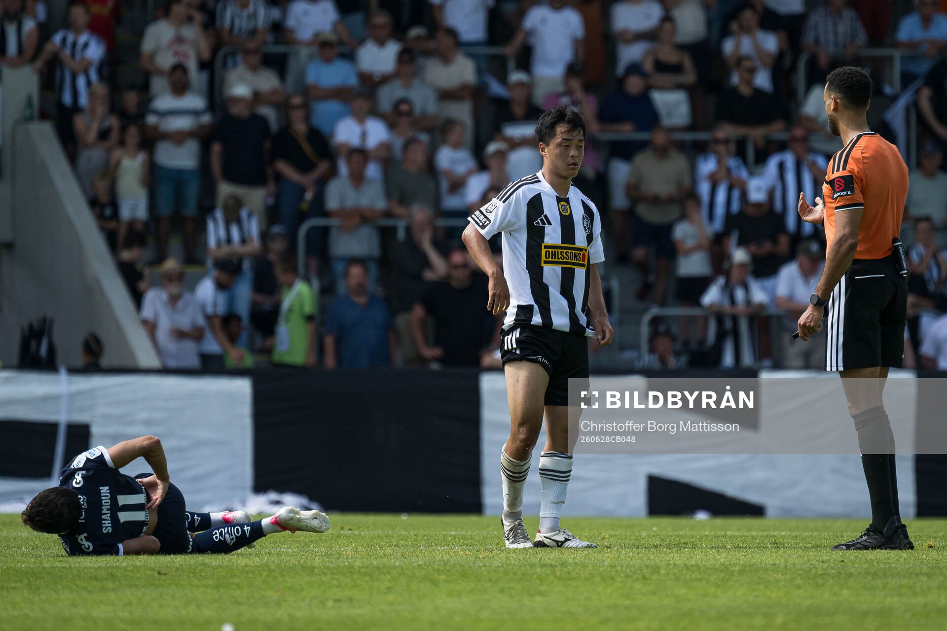 IFK Värnamos Noah Shamoun och Landskronas Kota Sakurai och