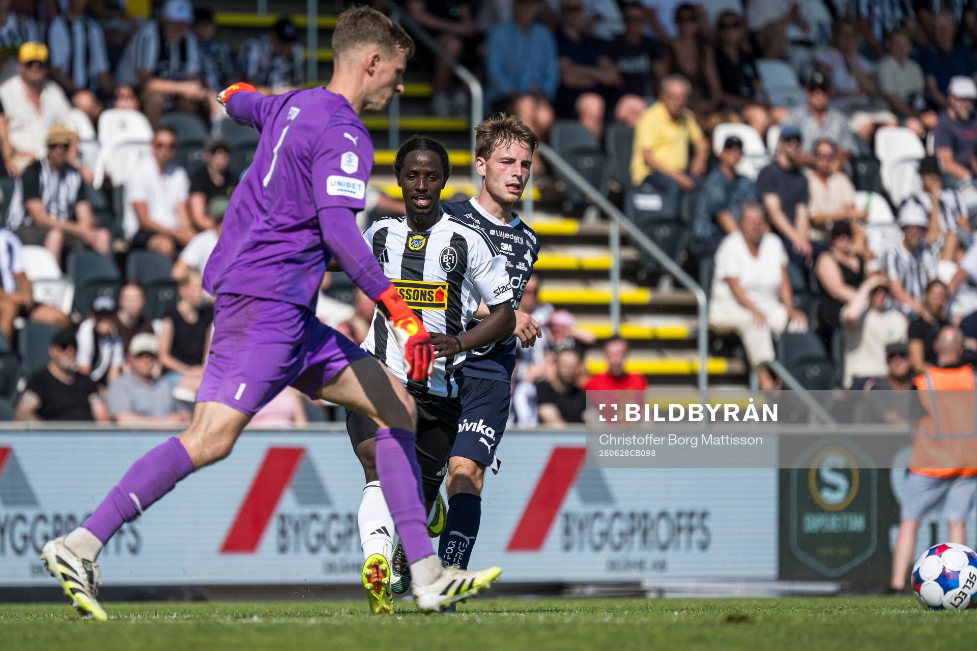 IFK Värnamos målvakt Hugo Keto och Landskronas Max'Med
