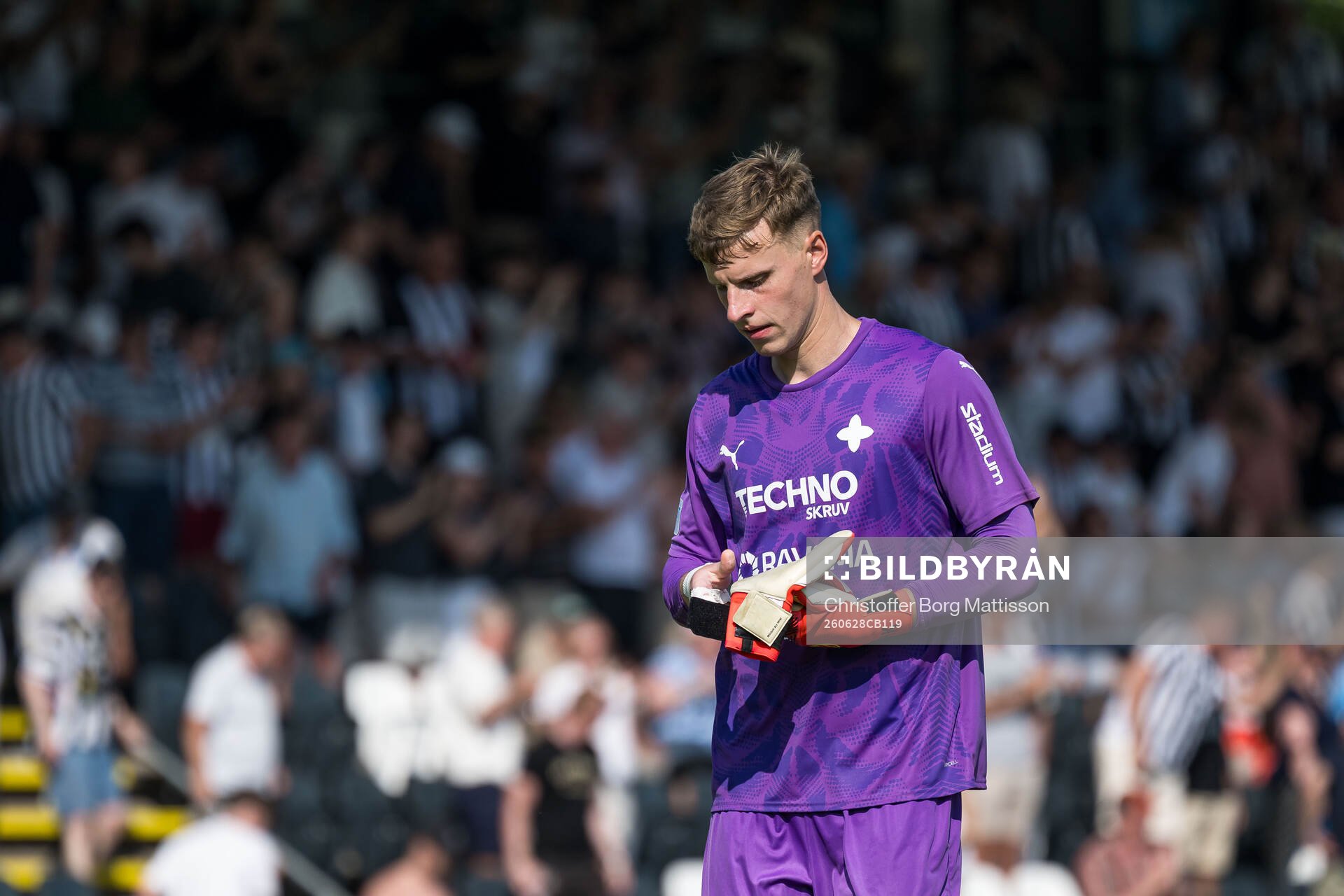 IFK Värnamos målvakt Hugo Keto deppar