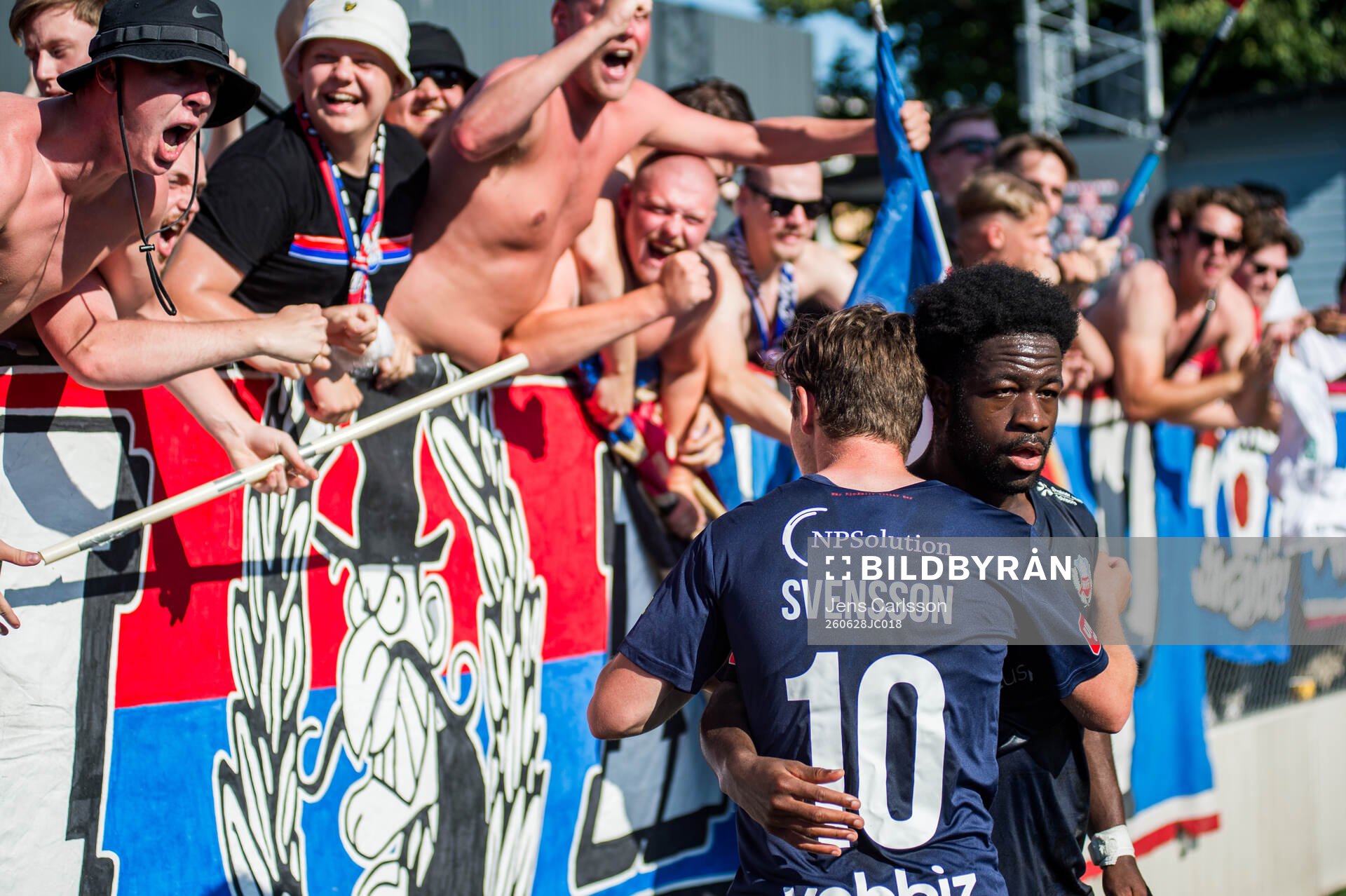 Helsingborgs Max Svensson och Kevin Nyarko jublar