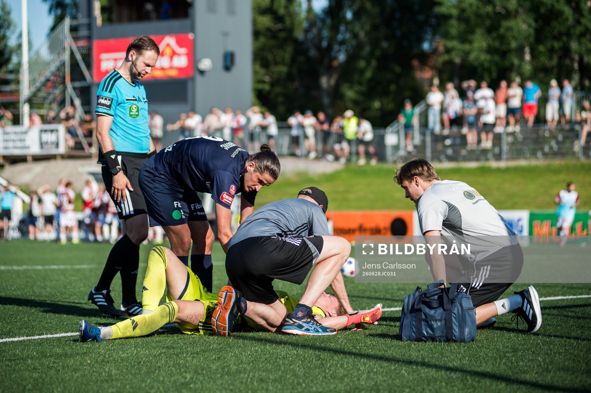 Sandvikens målvakt Otto Lindell får vård på plan