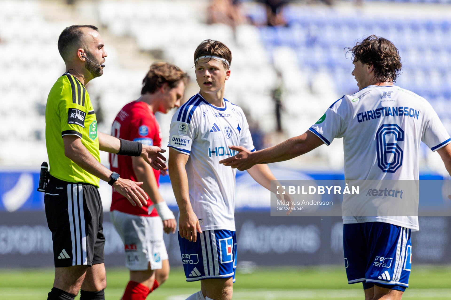 Domare Rambod Beigi i samtal med IFK Norrköpings Axel
