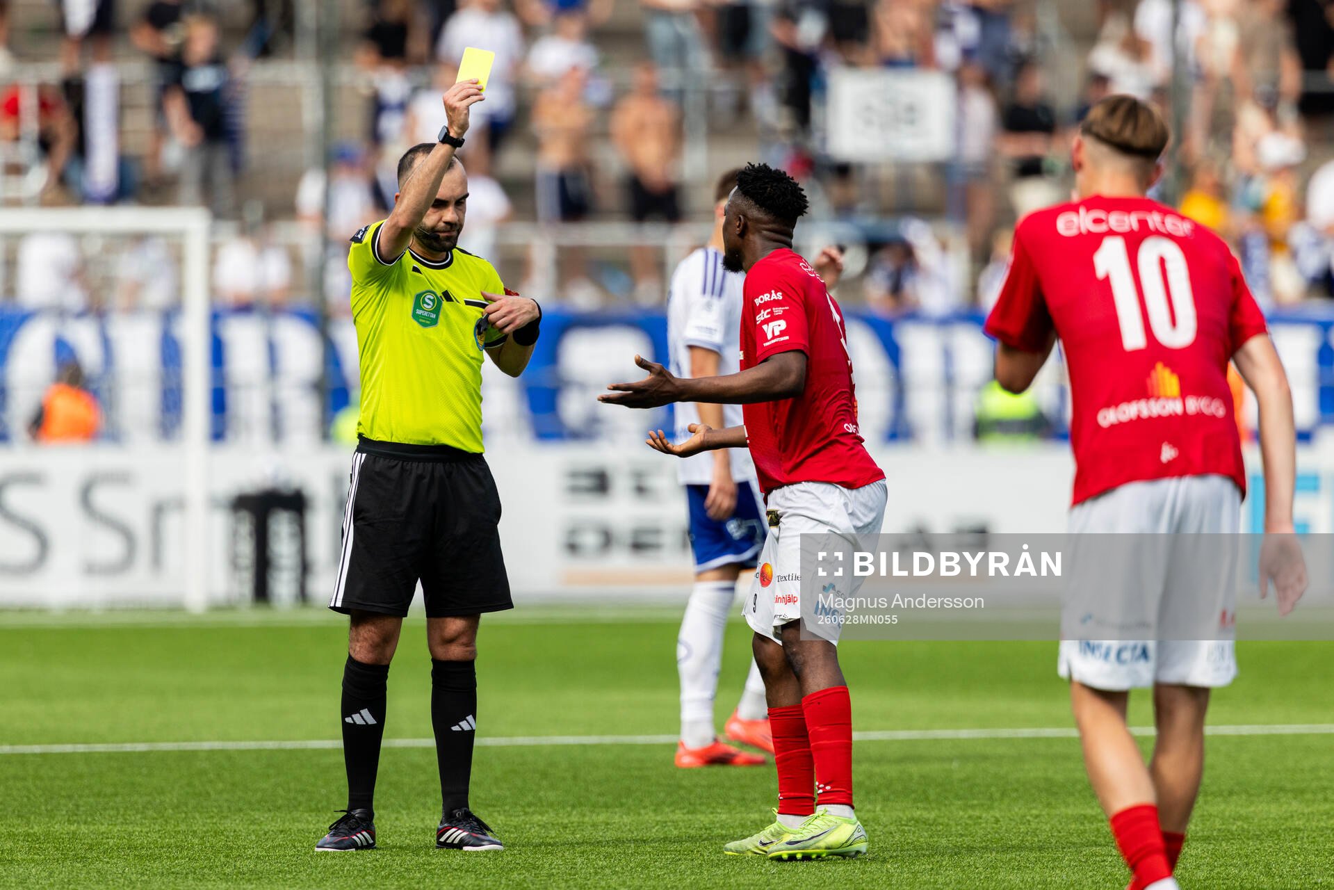 Norrbys Azeez Temitope Yusuf får gult kort