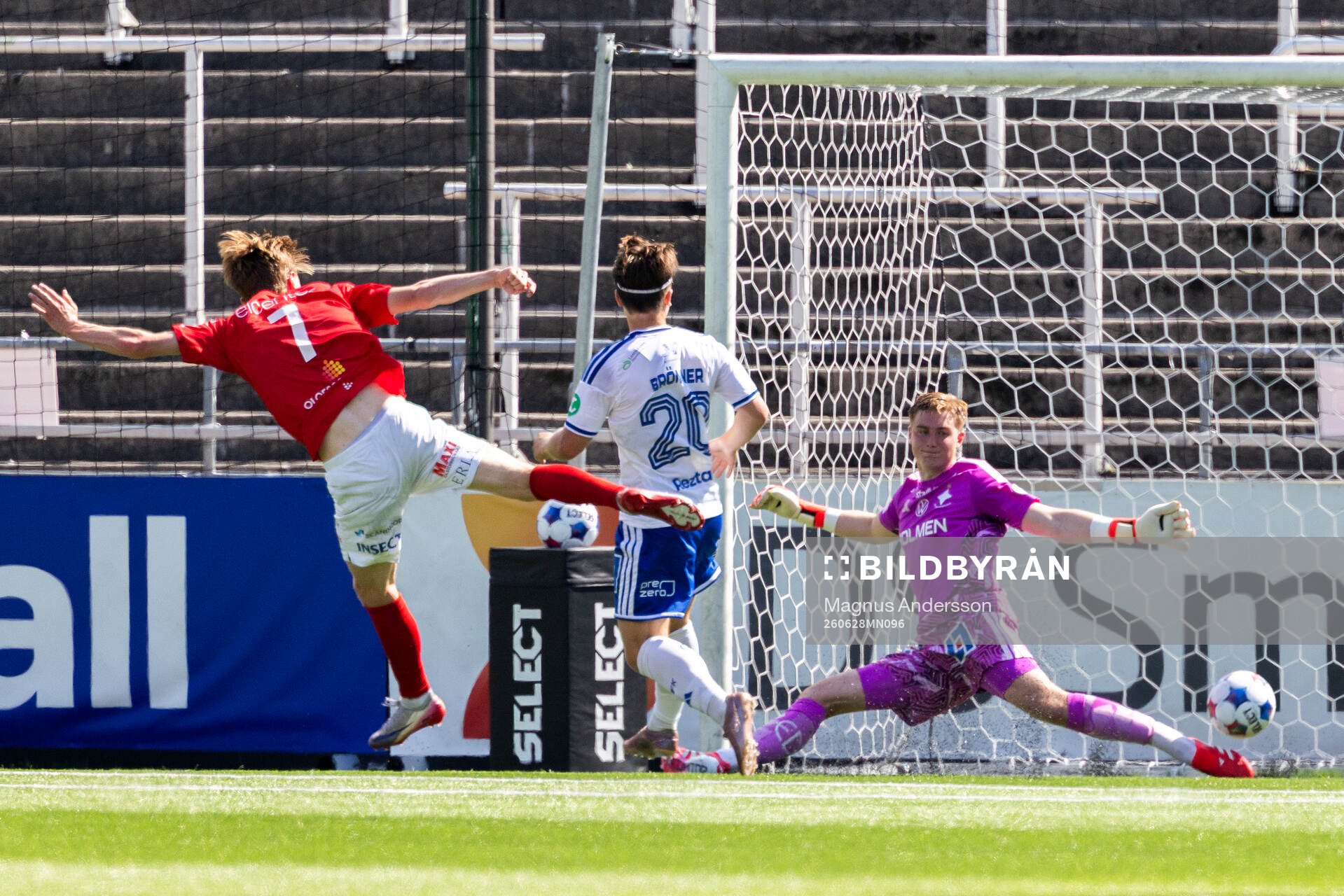 Norrbys Julius Johansson och IFK Norrköpings målvakt Theo