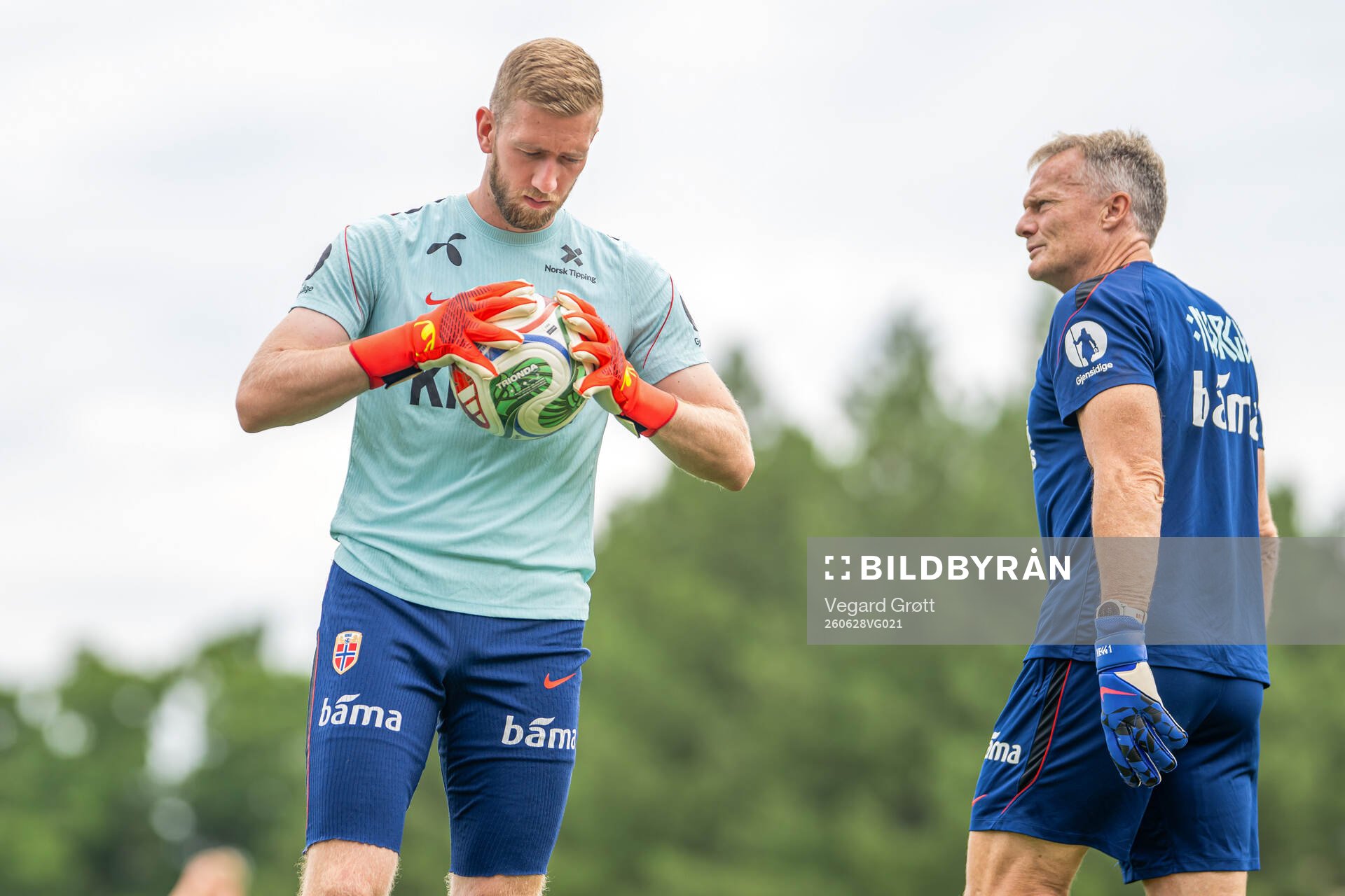 Goalkeeper Egil Selvik and goalkeeper coach Frode Grodås