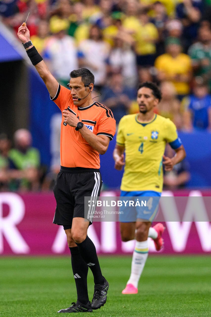 Referee Maurizio Mariani
