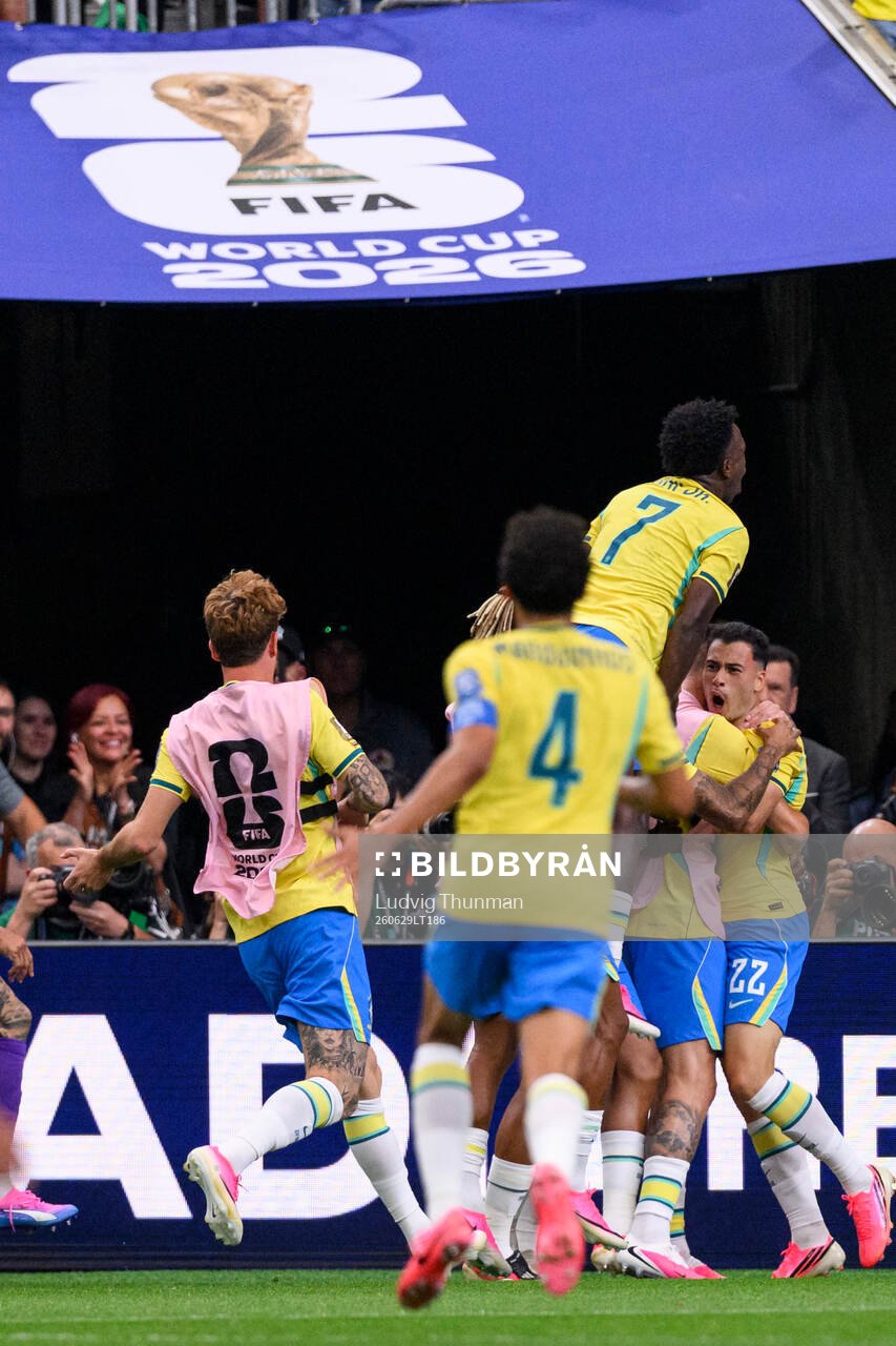 Gabriel Martinelli of Brazil and Vinicius Junior celebrates