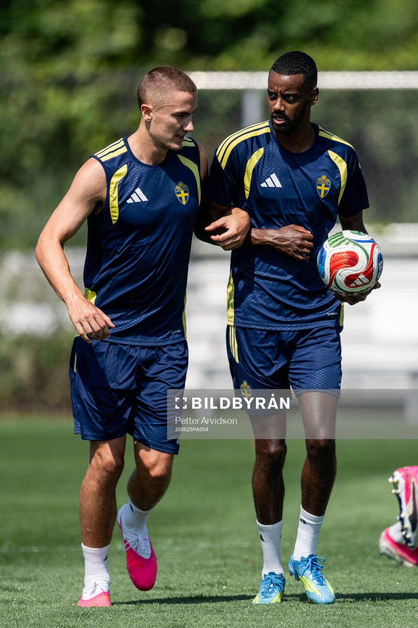 Gustaf Lagerbielke and Alexander Isak of the Swedish